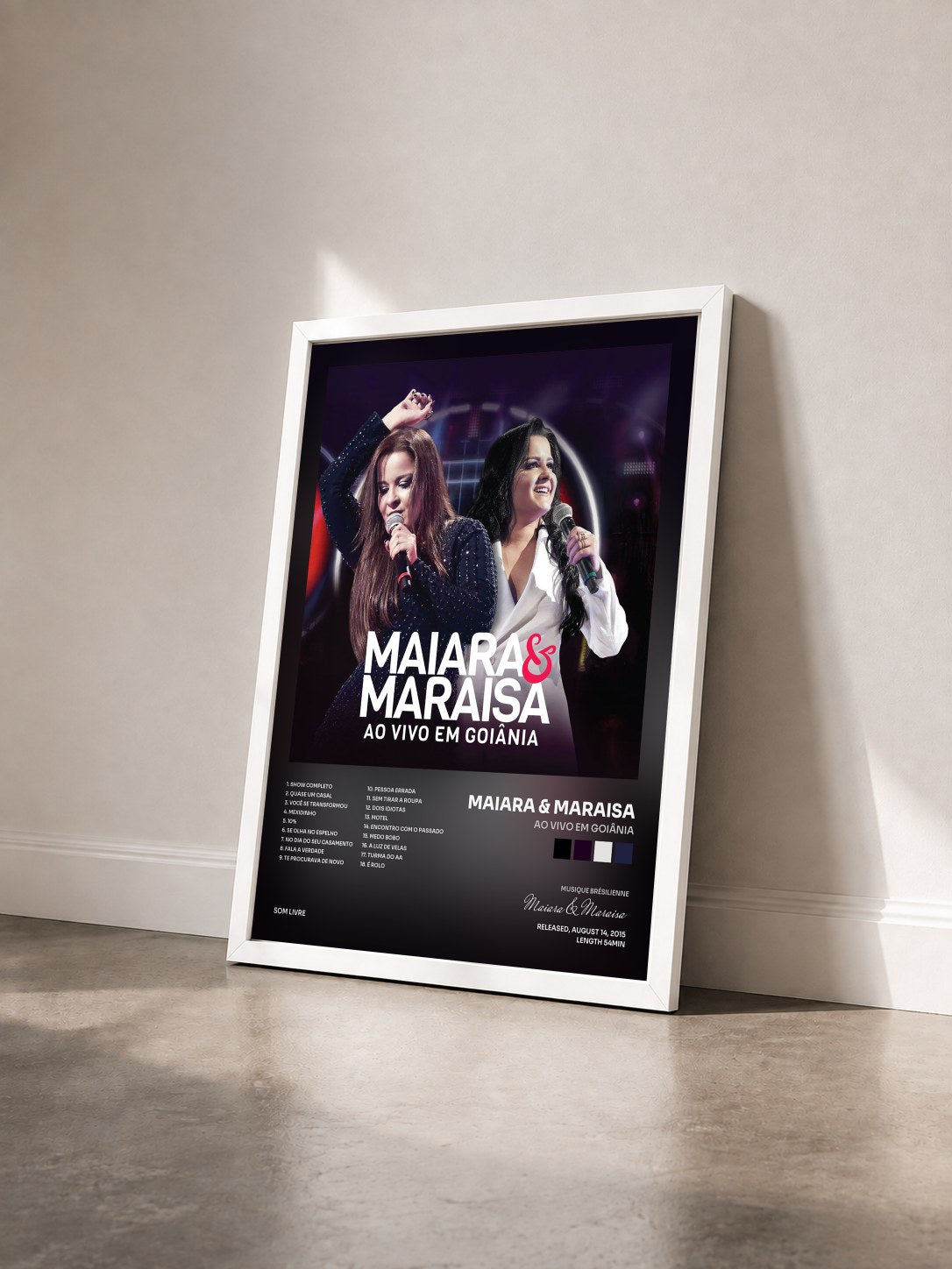 #blanc Tableau de l'album Ao Vivo Em Goiânia de Maiara & Maraisa vu de trois quarts, cadre blanc