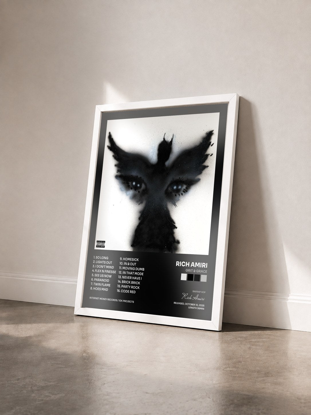 #blanc Tableau de l'album Grit & Grace de Rich Amiri vu de trois quarts, cadre blanc