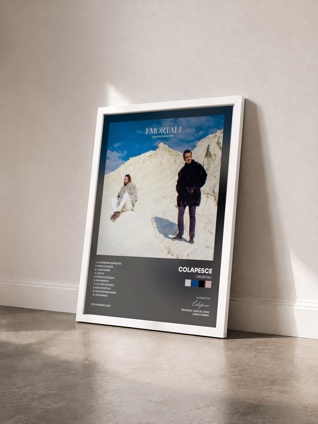 #blanc Tableau de l'album I Mortali de Colapesce vu de trois quarts, cadre blanc