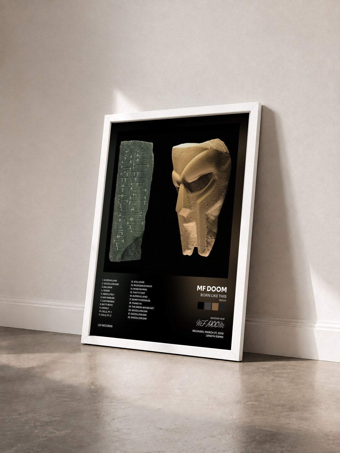 #blanc Tableau de l'album BORN LIKE THIS (Redux) de MF DOOM vu de trois quarts, cadre blanc