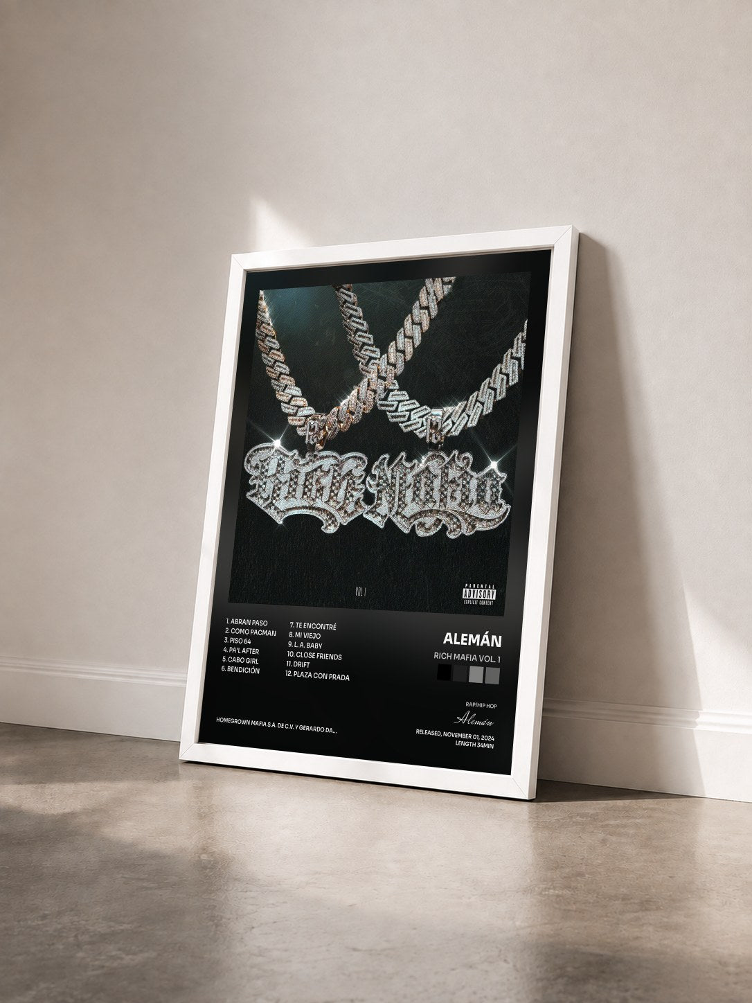 #blanc Tableau de l'album Rich Mafia Vol. 1 de Alemán vu de trois quarts, cadre blanc