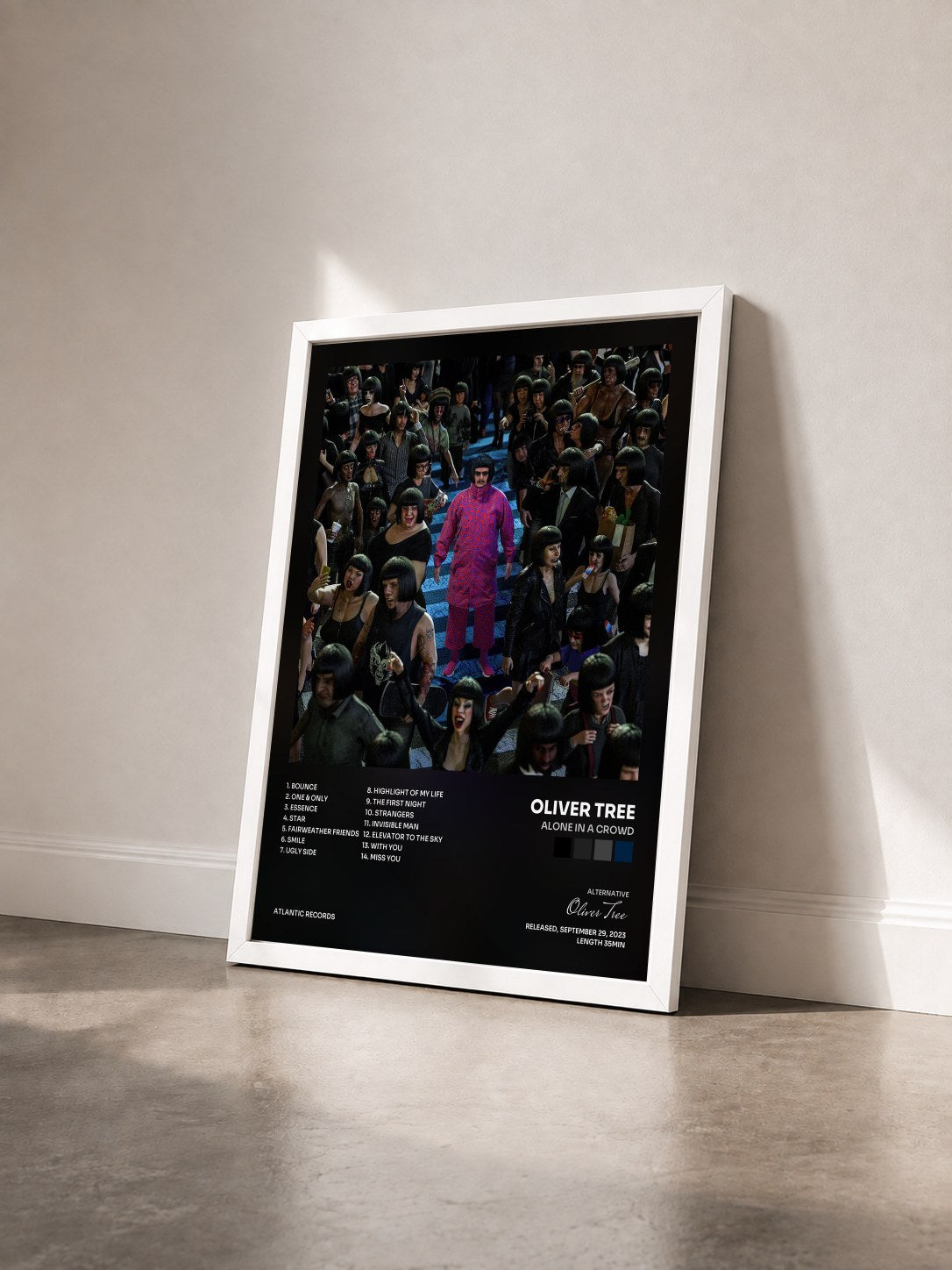 #blanc Tableau de l'album Alone In A Crowd de Oliver Tree vu de trois quarts, cadre blanc