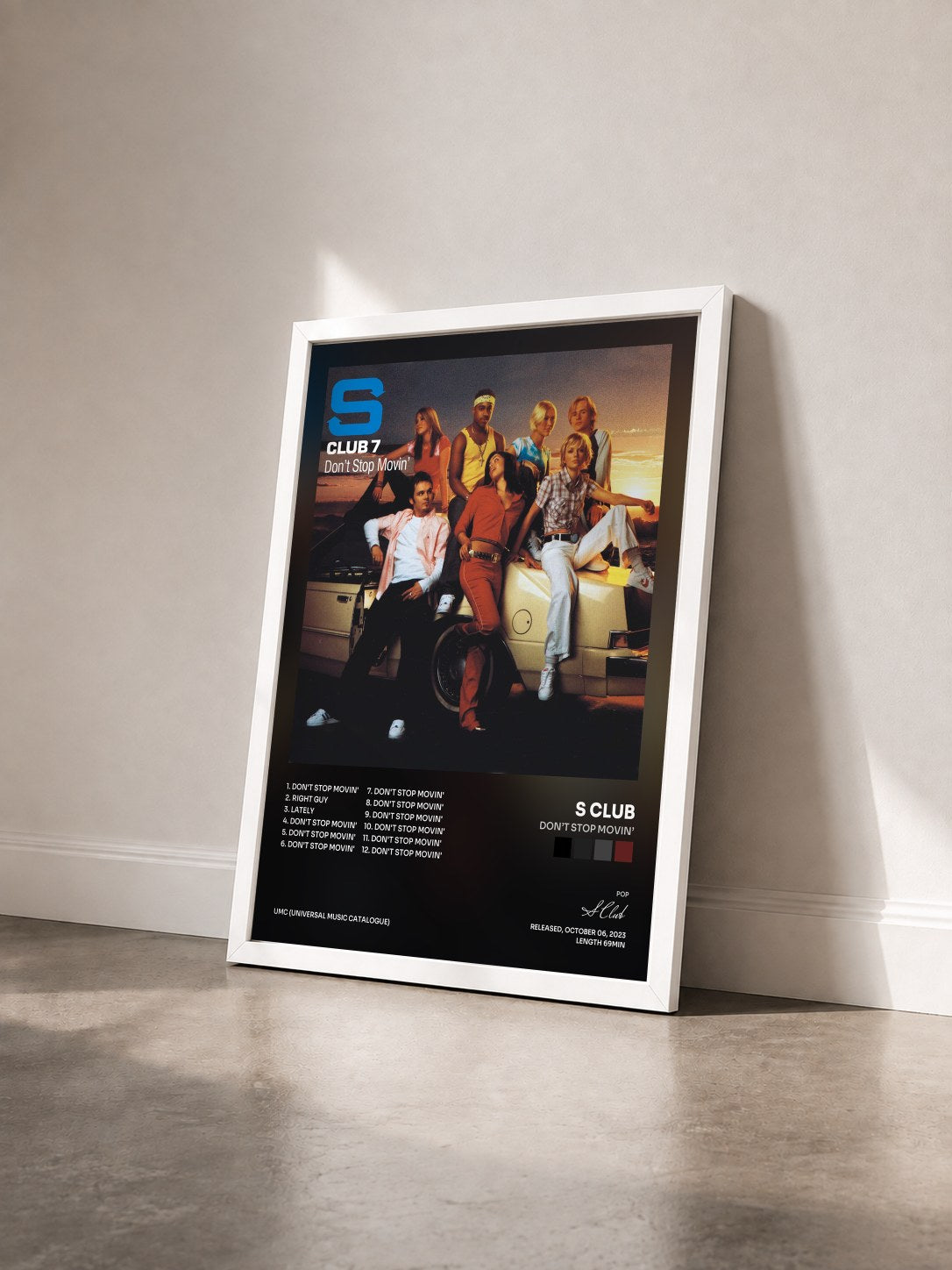 #blanc Tableau de l'album Don’t Stop Movin’ de S Club vu de trois quarts, cadre blanc