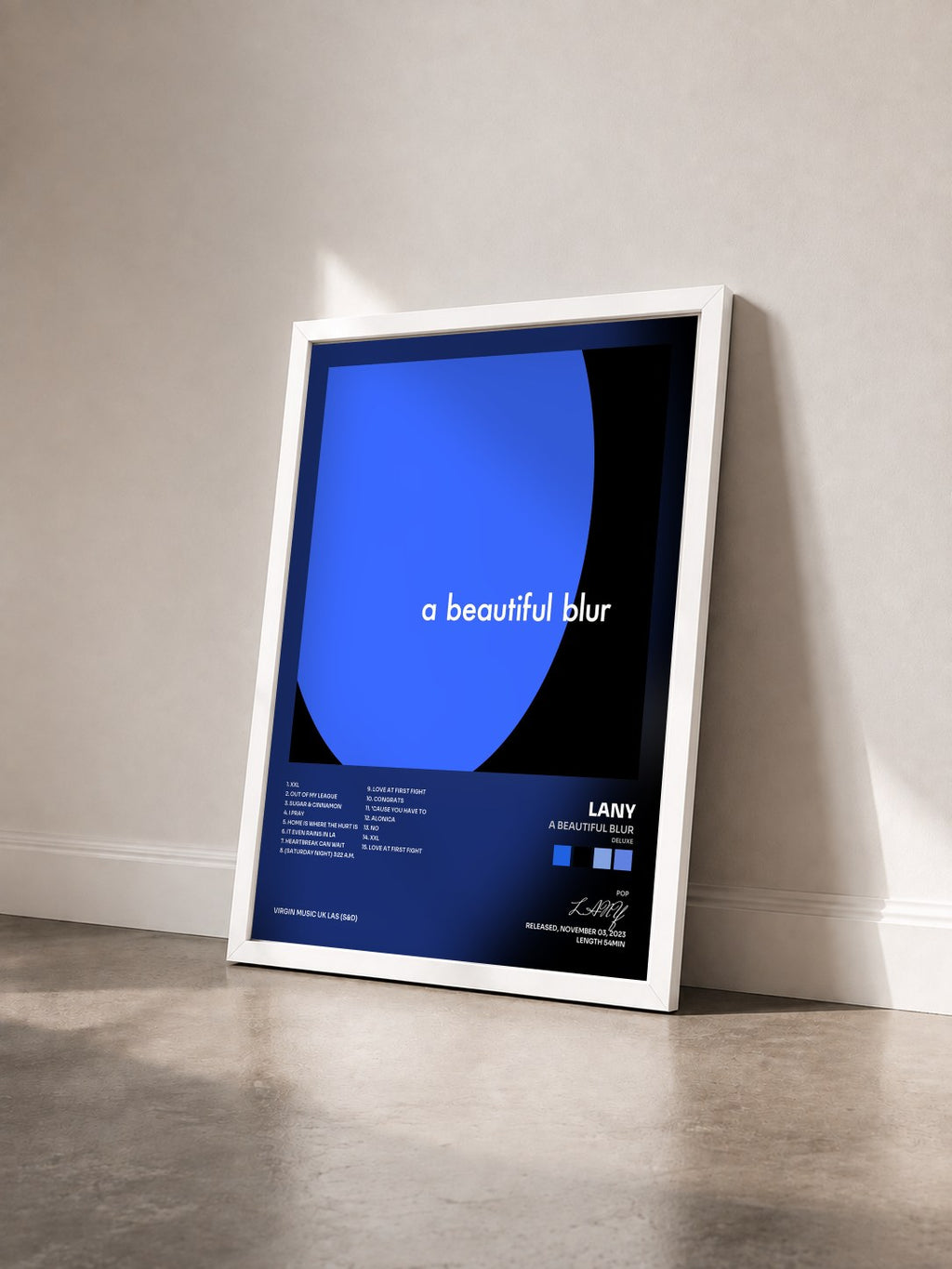 #blanc Tableau de l'album a beautiful blur (deluxe) de LANY vu de trois quarts, cadre blanc