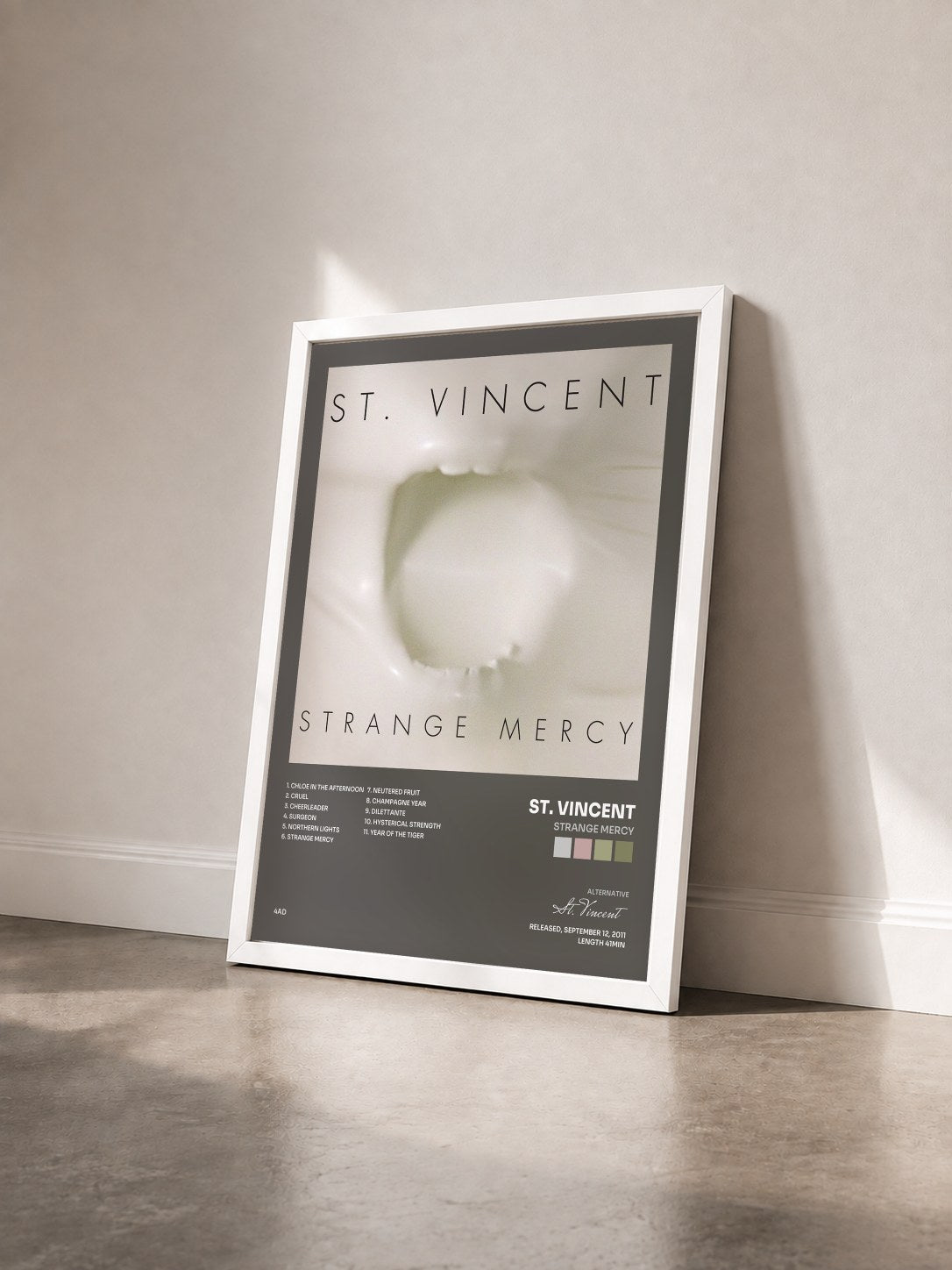 #blanc Tableau de l'album Strange Mercy de St. Vincent vu de trois quarts, cadre blanc