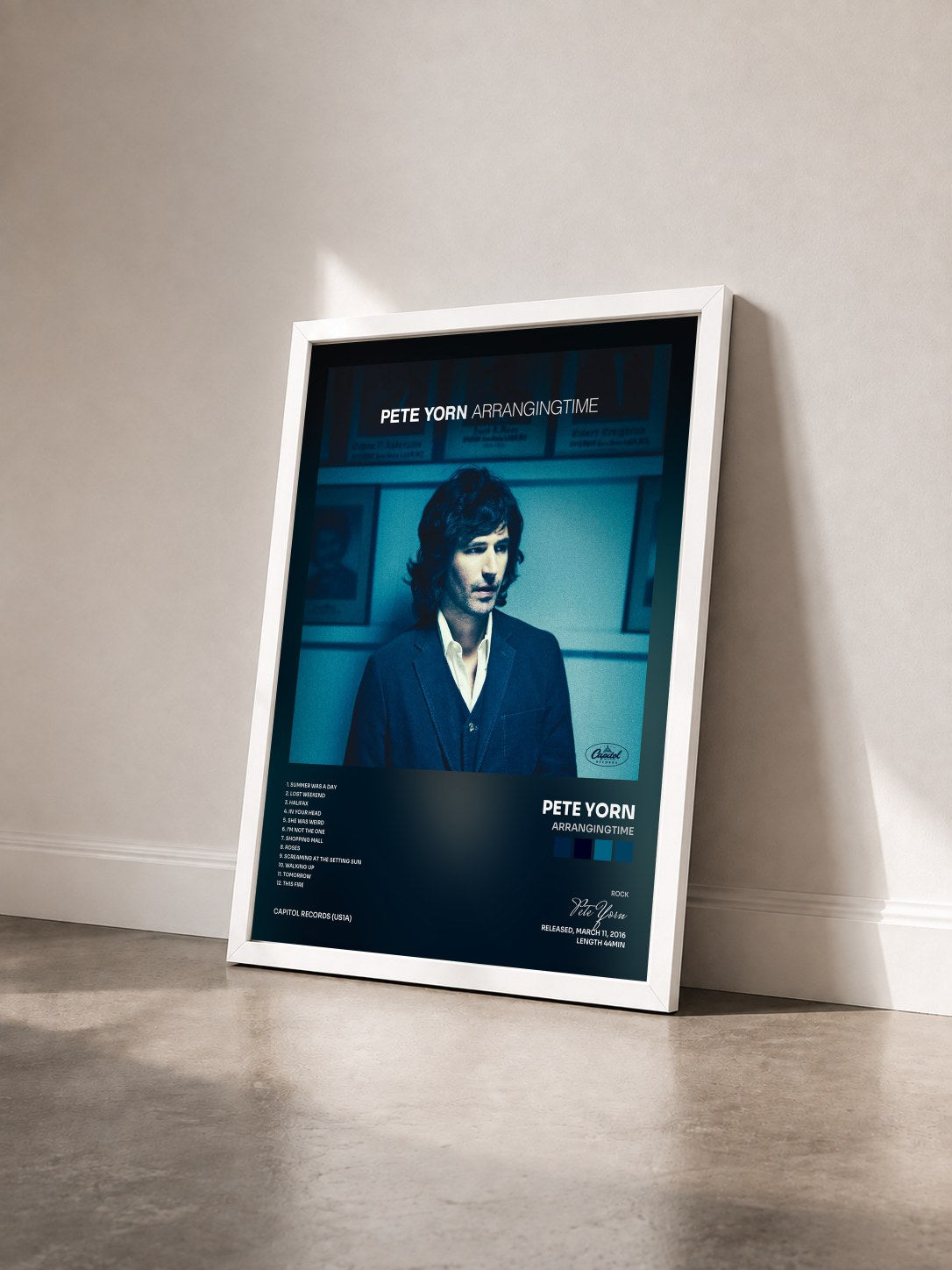 #blanc Tableau de l'album ArrangingTime de Pete Yorn vu de trois quarts, cadre blanc