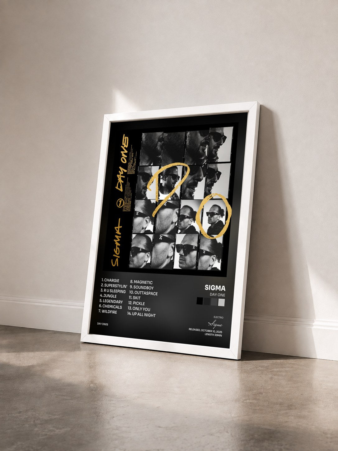 #blanc Tableau de l'album DAY ONE de Sigma vu de trois quarts, cadre blanc