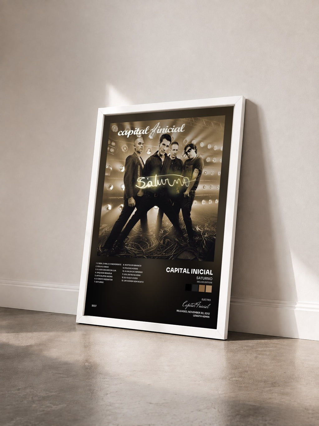 #blanc Tableau de l'album Saturno (Deluxe Edition) de Capital Inicial vu de trois quarts, cadre blanc