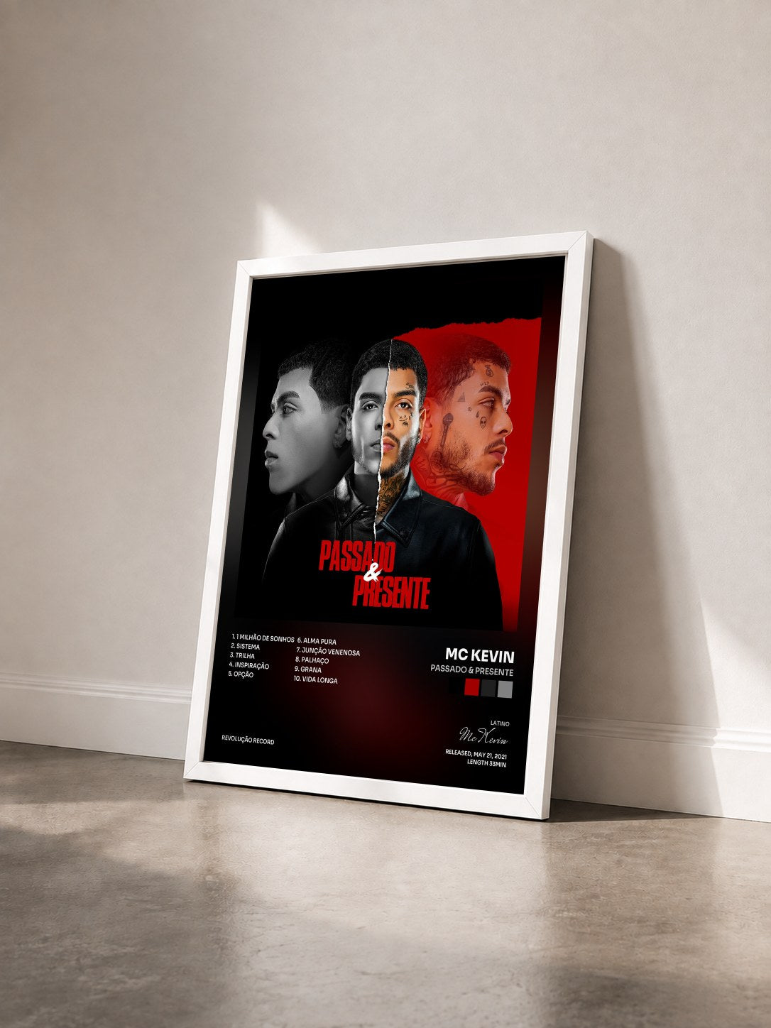 #blanc Tableau de l'album Passado & Presente de Mc Kevin vu de trois quarts, cadre blanc