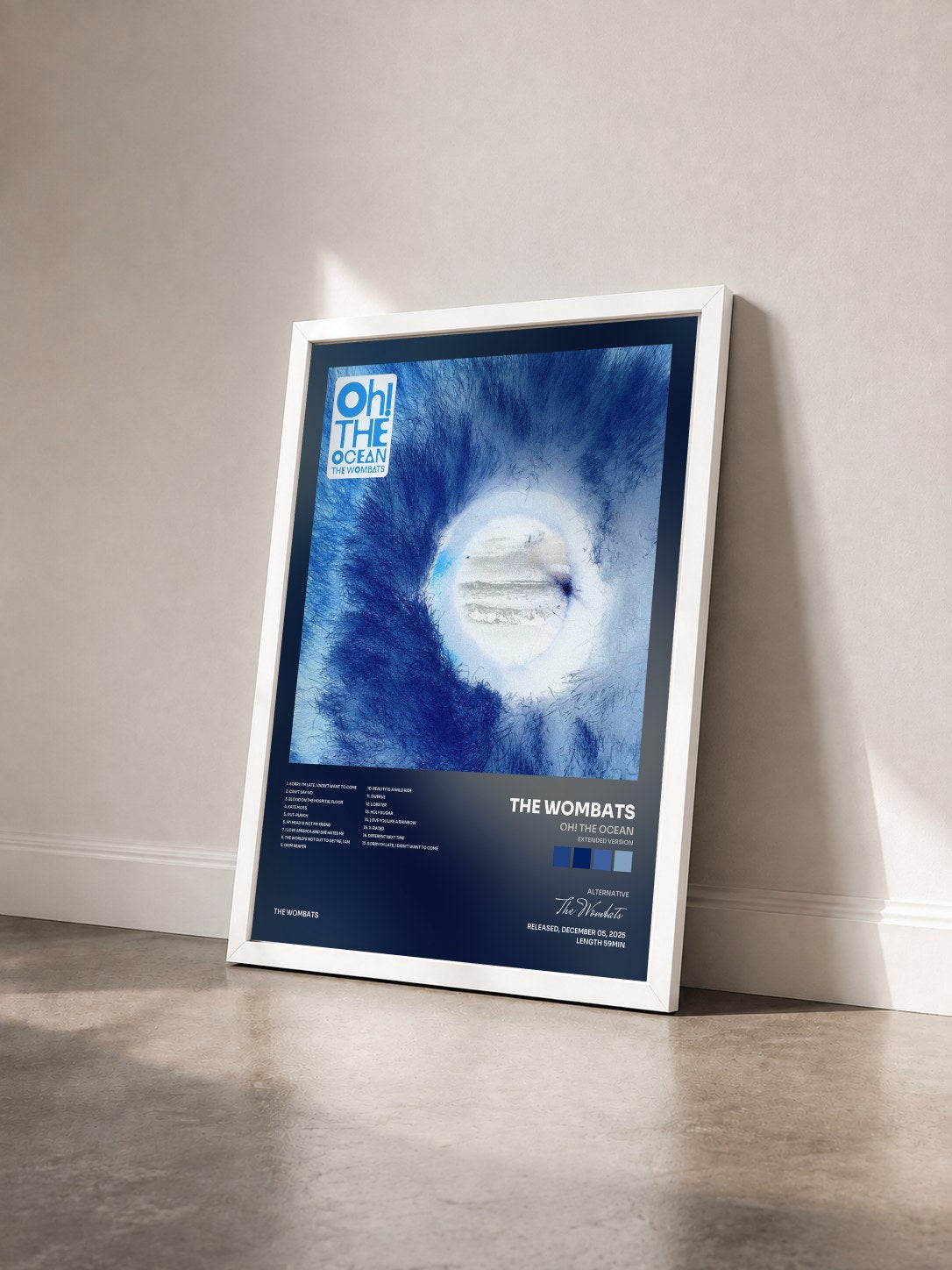 #blanc Tableau de l'album Oh! The Ocean (Extended Version) de The Wombats vu de trois quarts, cadre blanc