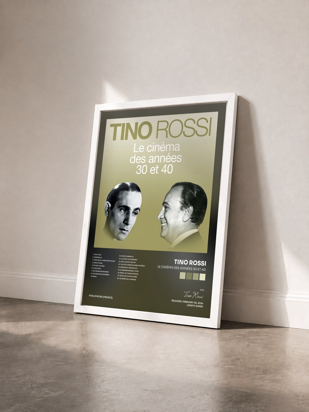 #blanc Tableau de l'album Le cinéma des années 30 et 40 de Tino Rossi vu de trois quarts, cadre blanc