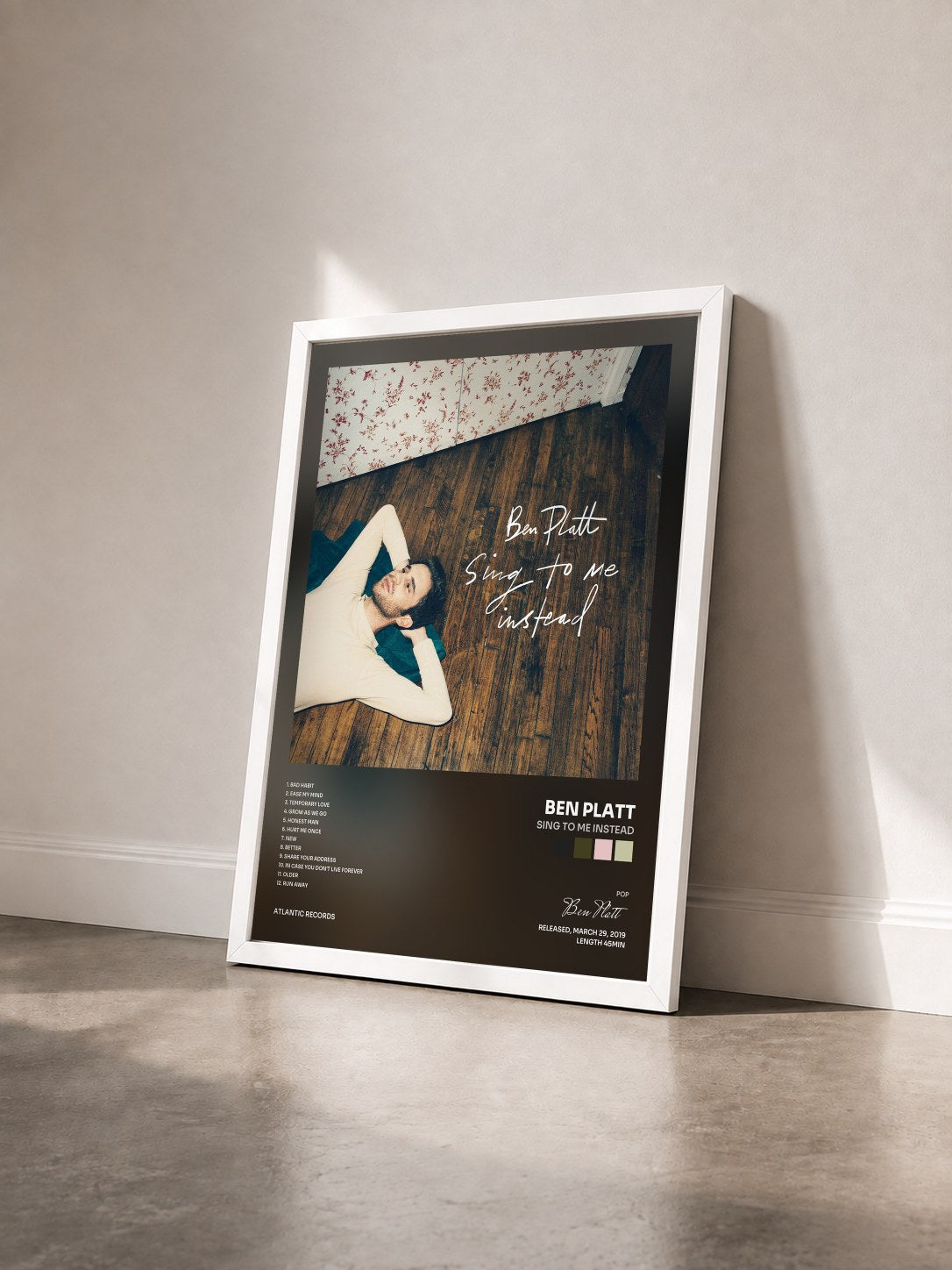 #blanc Tableau de l'album Sing To Me Instead de Ben Platt vu de trois quarts, cadre blanc