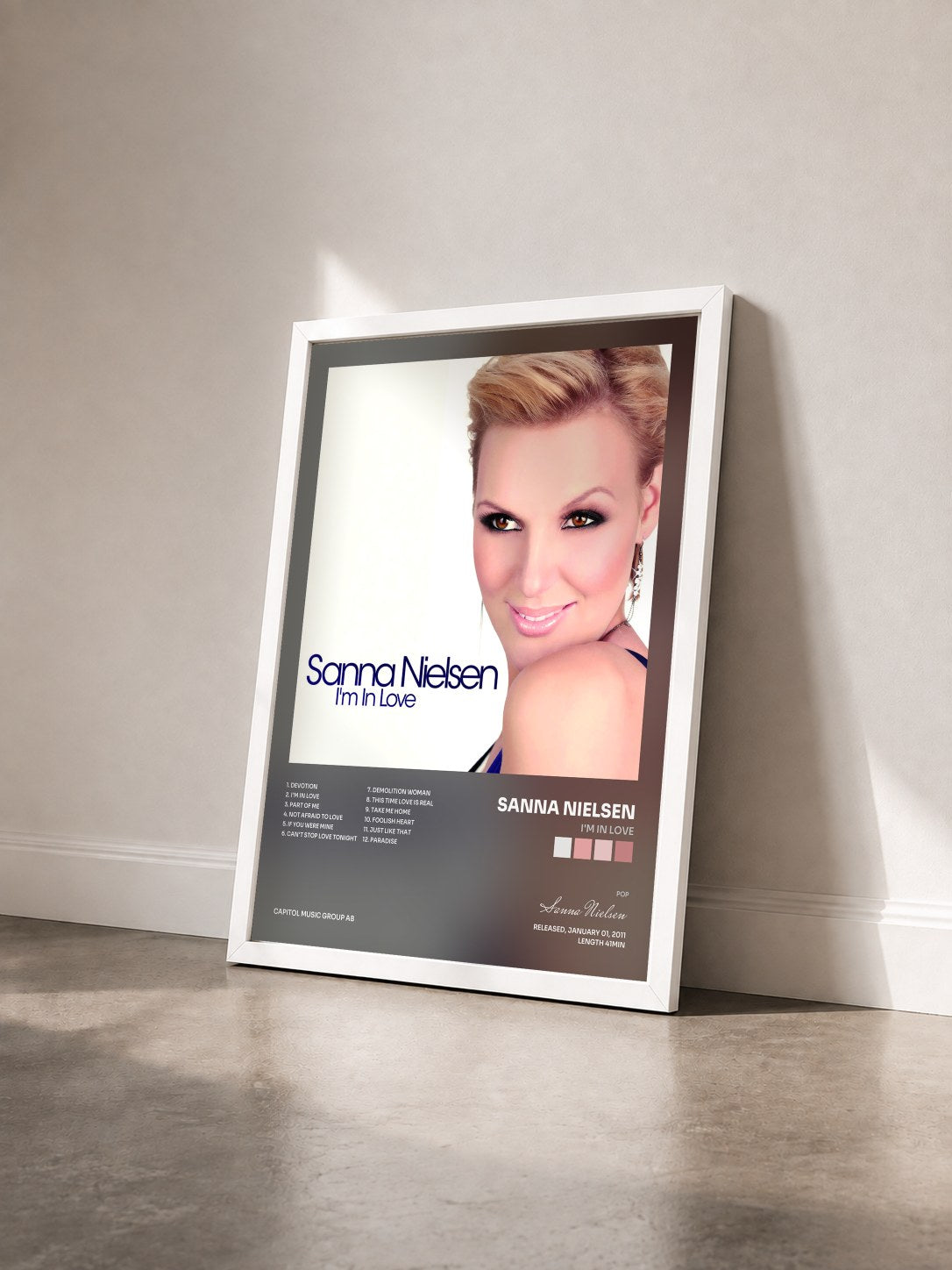 #blanc Tableau de l'album I'm In Love de Sanna Nielsen vu de trois quarts, cadre blanc