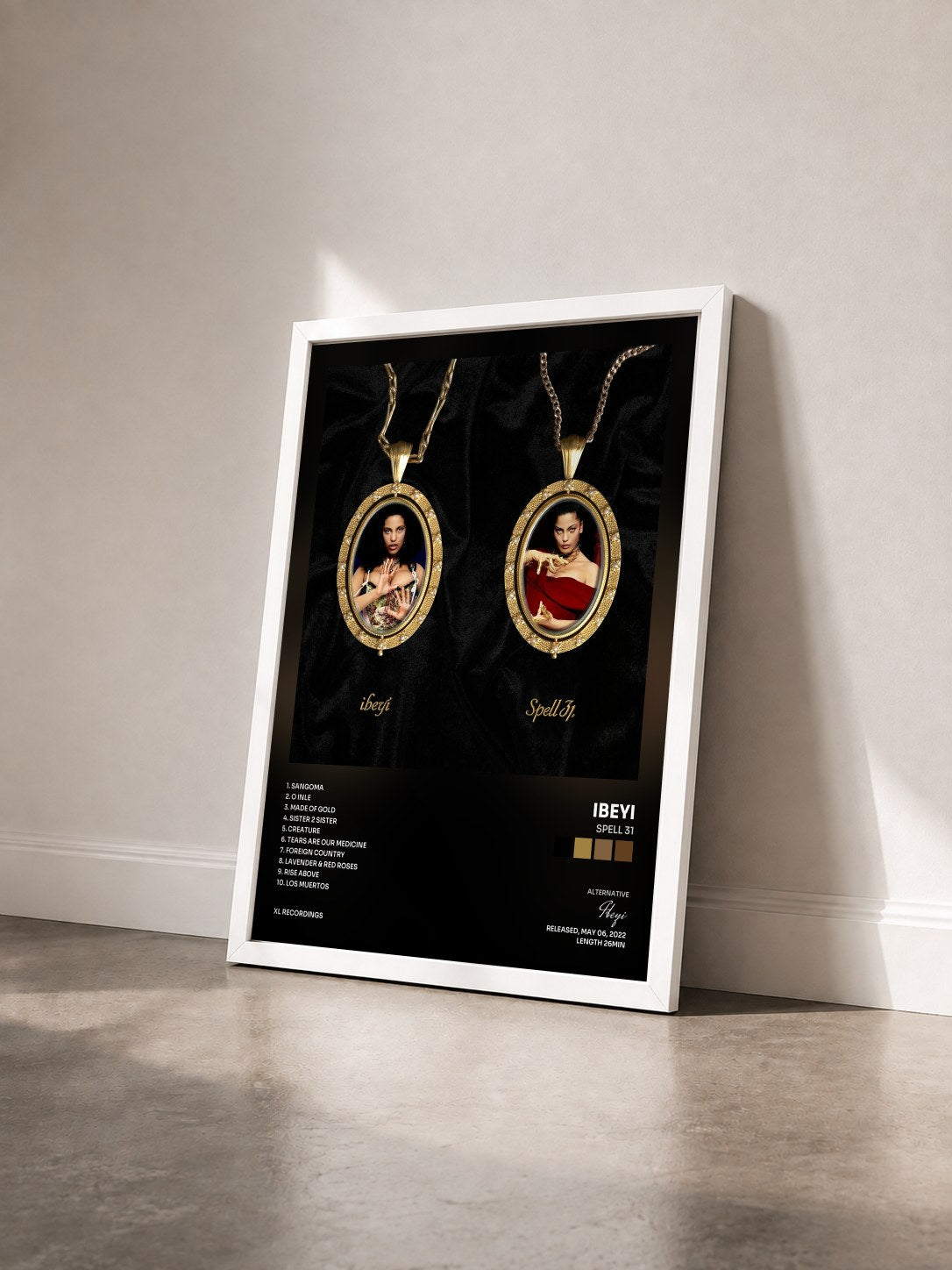 #blanc Tableau de l'album Spell 31 de Ibeyi vu de trois quarts, cadre blanc