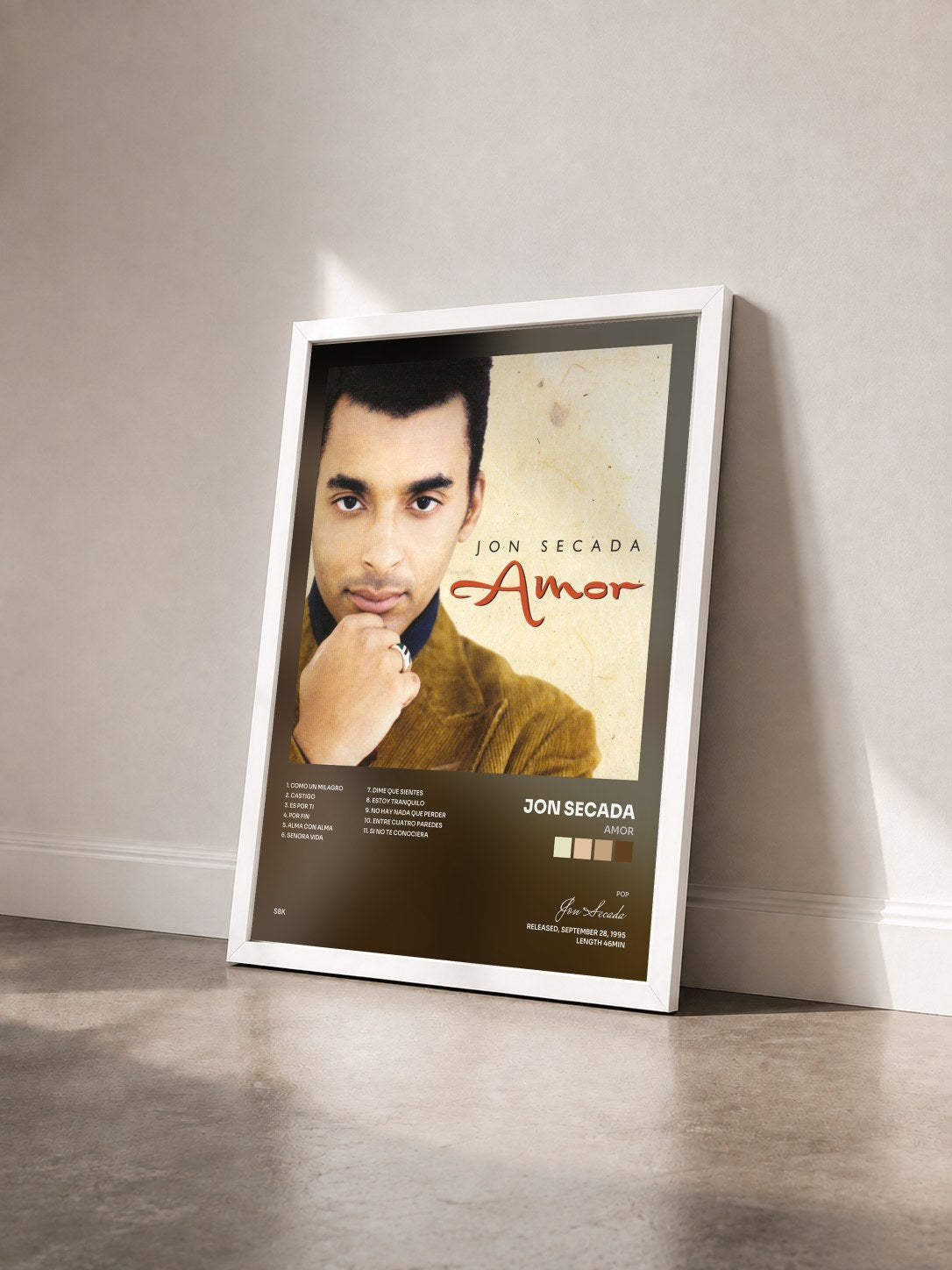 #blanc Tableau de l'album Amor de Jon Secada vu de trois quarts, cadre blanc