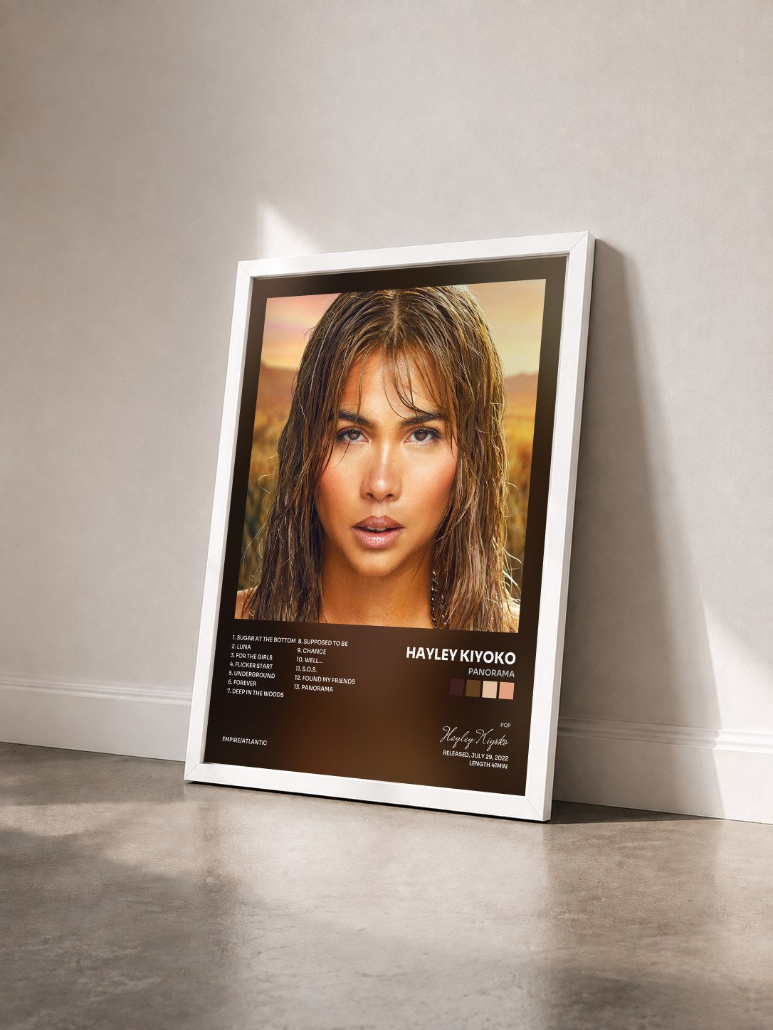 #blanc Tableau de l'album PANORAMA de Hayley Kiyoko vu de trois quarts, cadre blanc