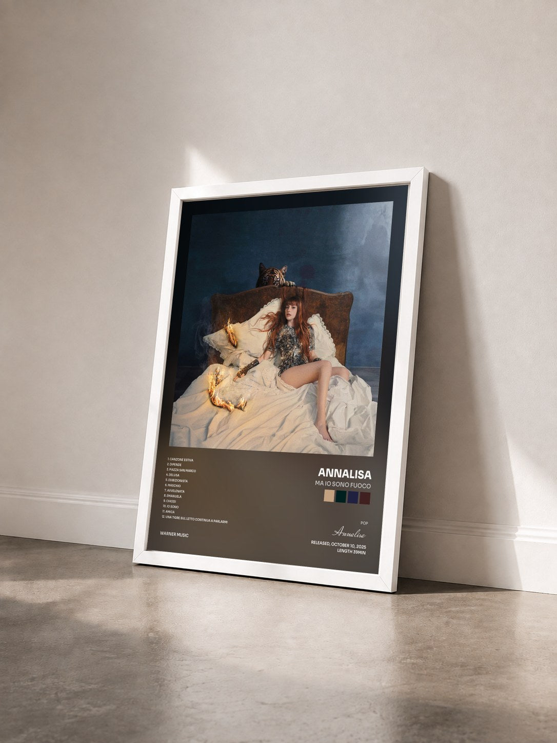 #blanc Tableau de l'album MA IO SONO FUOCO de Annalisa vu de trois quarts, cadre blanc