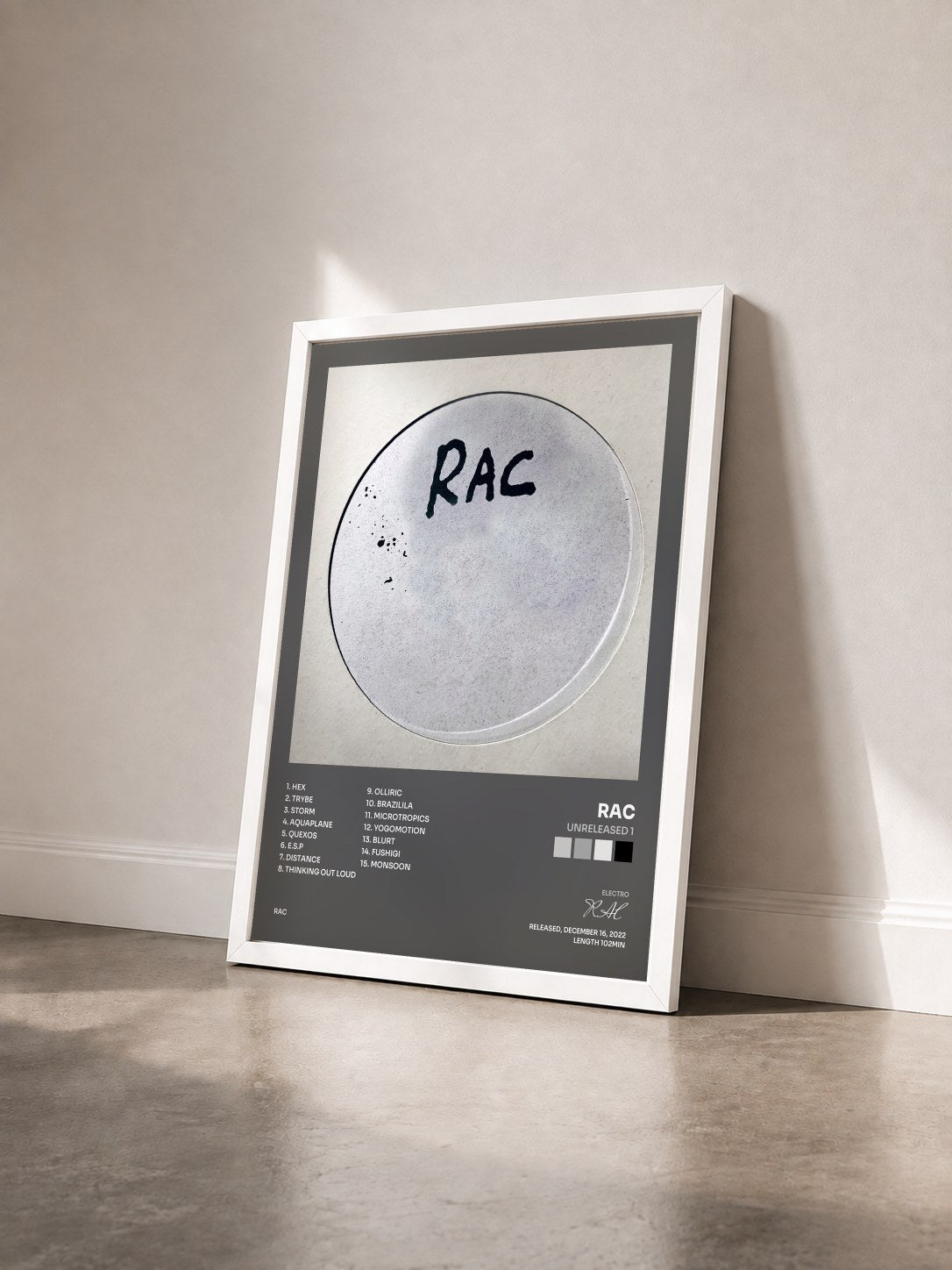 #blanc Tableau de l'album Unreleased 1 de RAC vu de trois quarts, cadre blanc