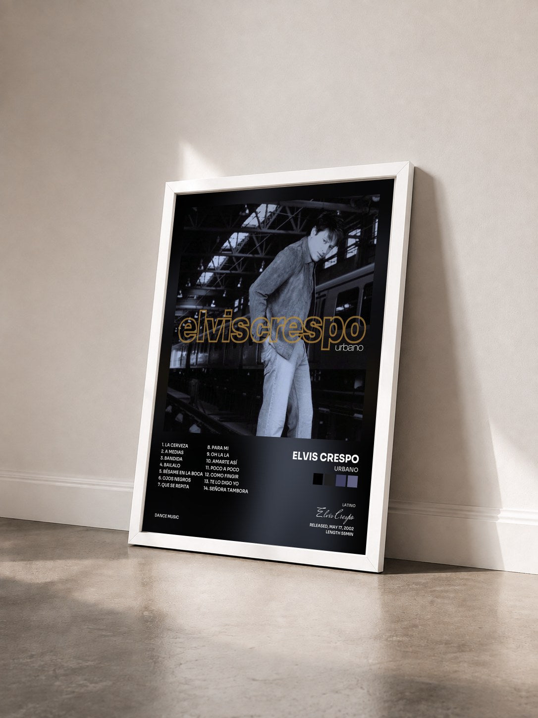 #blanc Tableau de l'album Urbano de Elvis Crespo vu de trois quarts, cadre blanc