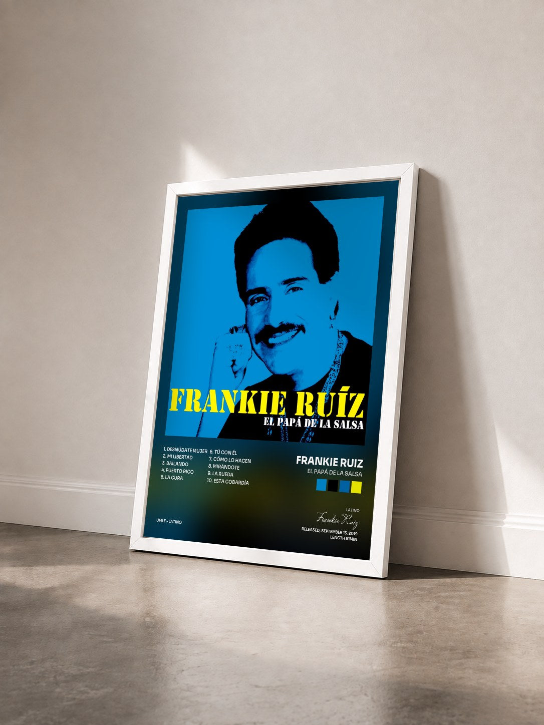 #blanc Tableau de l'album El Papá De La Salsa de Frankie Ruiz vu de trois quarts, cadre blanc