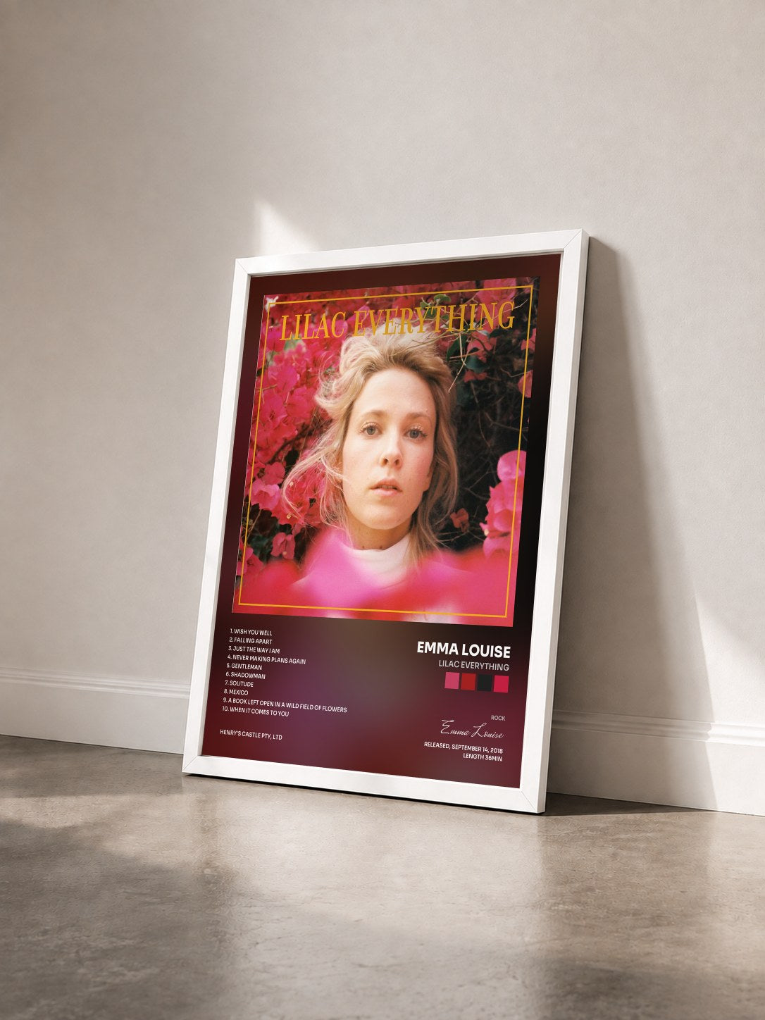 #blanc Tableau de l'album Lilac Everything de Emma Louise vu de trois quarts, cadre blanc