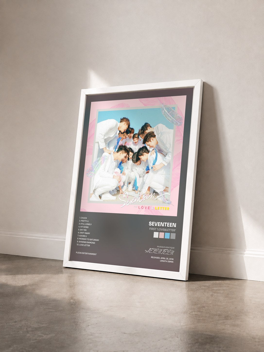 #blanc Tableau de l'album FIRST 'LOVE&LETTER' de SEVENTEEN vu de trois quarts, cadre blanc