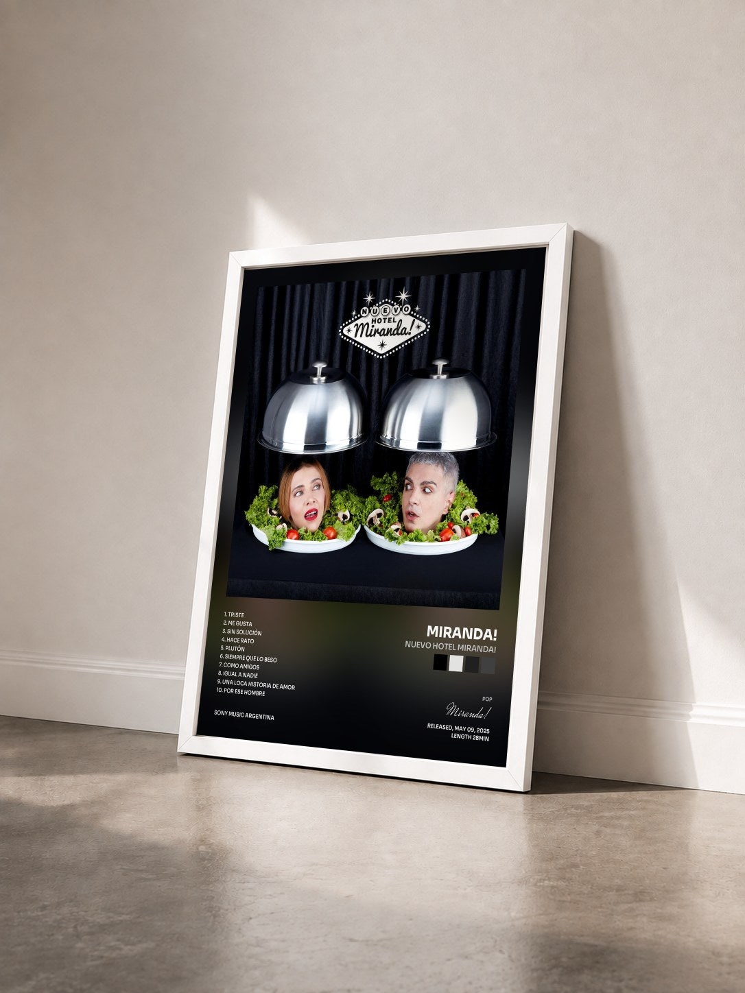 #blanc Tableau de l'album Nuevo Hotel Miranda! de Miranda! vu de trois quarts, cadre blanc