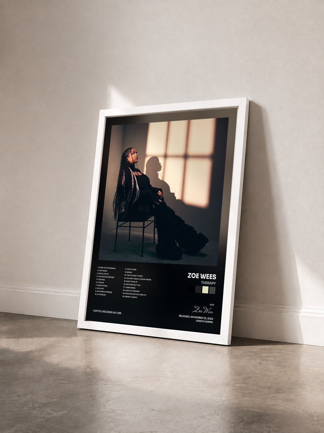 #blanc Tableau de l'album Therapy de Zoe Wees vu de trois quarts, cadre blanc