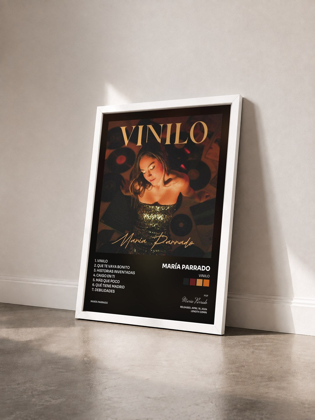 #blanc Tableau de l'album Vinilo de María Parrado vu de trois quarts, cadre blanc