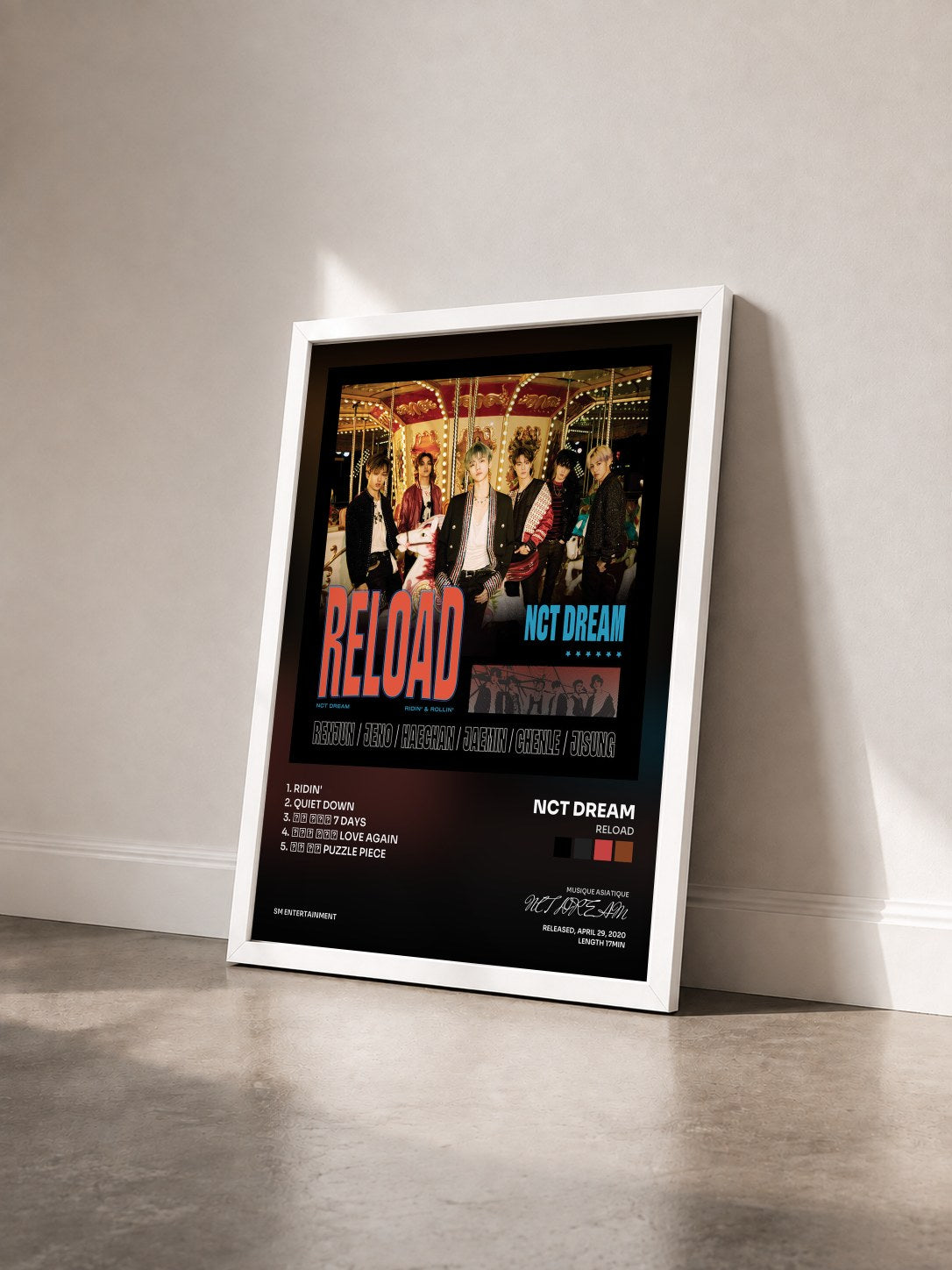 #blanc Tableau de l'album Reload de NCT DREAM vu de trois quarts, cadre blanc