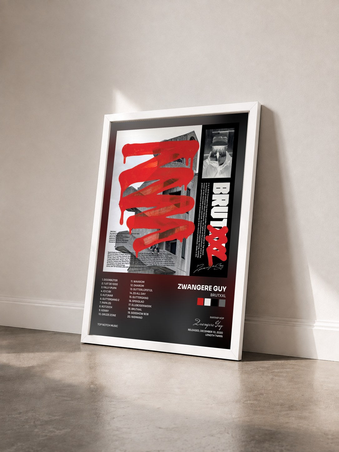 #blanc Tableau de l'album BRUTXXL de Zwangere Guy vu de trois quarts, cadre blanc