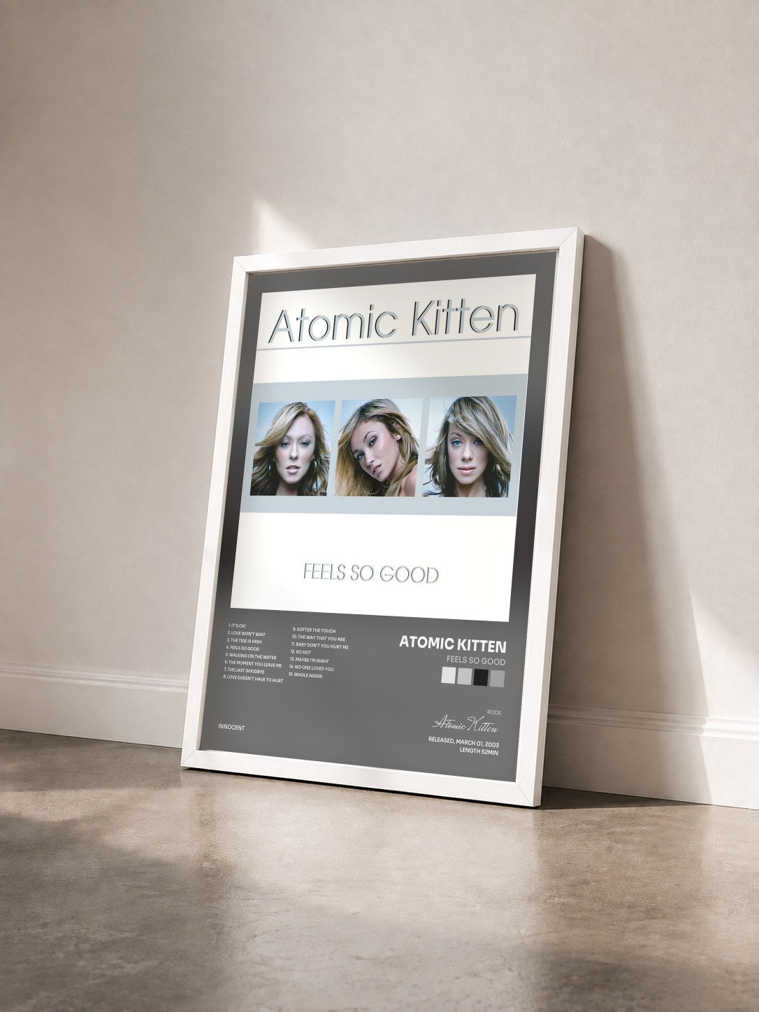 #blanc Tableau de l'album Feels So Good de Atomic Kitten vu de trois quarts, cadre blanc