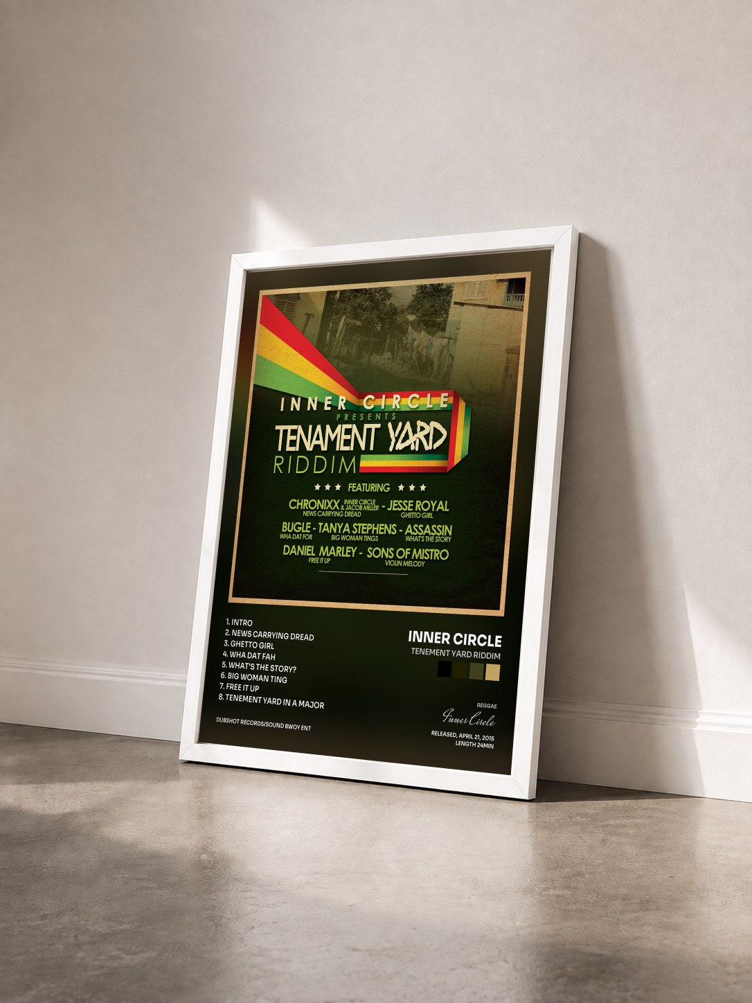 #blanc Tableau de l'album Tenement Yard Riddim de Inner Circle vu de trois quarts, cadre blanc