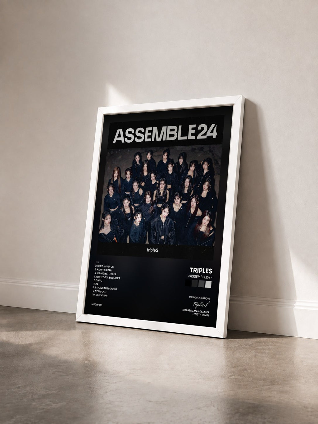 #blanc Tableau de l'album <ASSEMBLE24> de tripleS vu de trois quarts, cadre blanc