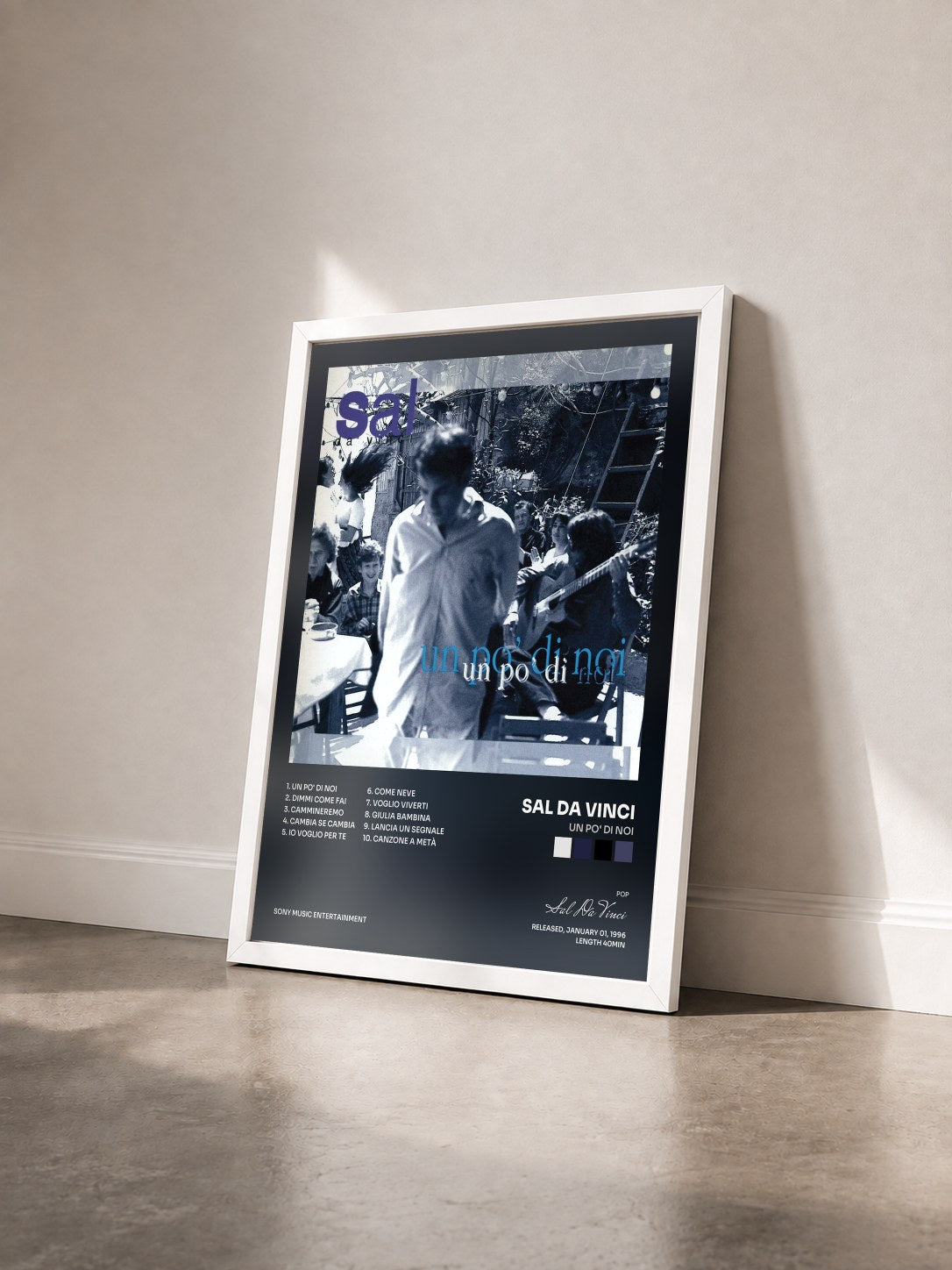 #blanc Tableau de l'album Un po' di noi de Sal Da Vinci vu de trois quarts, cadre blanc