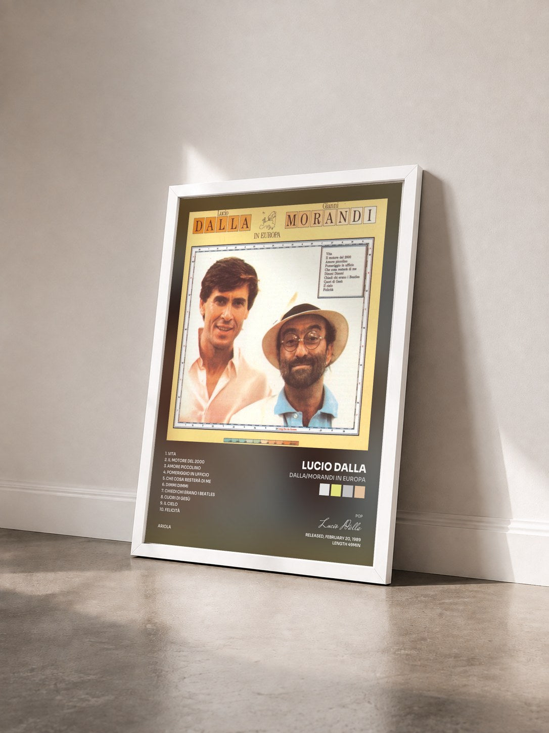 #blanc Tableau de l'album Dalla/Morandi In Europa de Lucio Dalla vu de trois quarts, cadre blanc