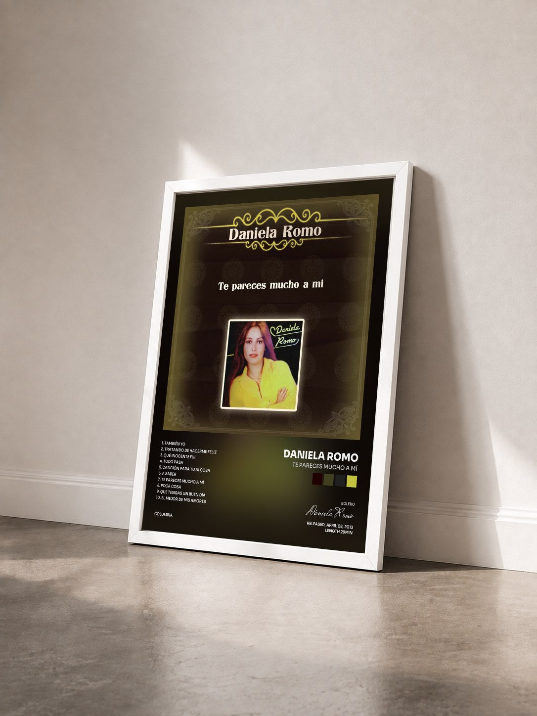 #blanc Tableau de l'album Te Pareces Mucho a Mí de Daniela Romo vu de trois quarts, cadre blanc