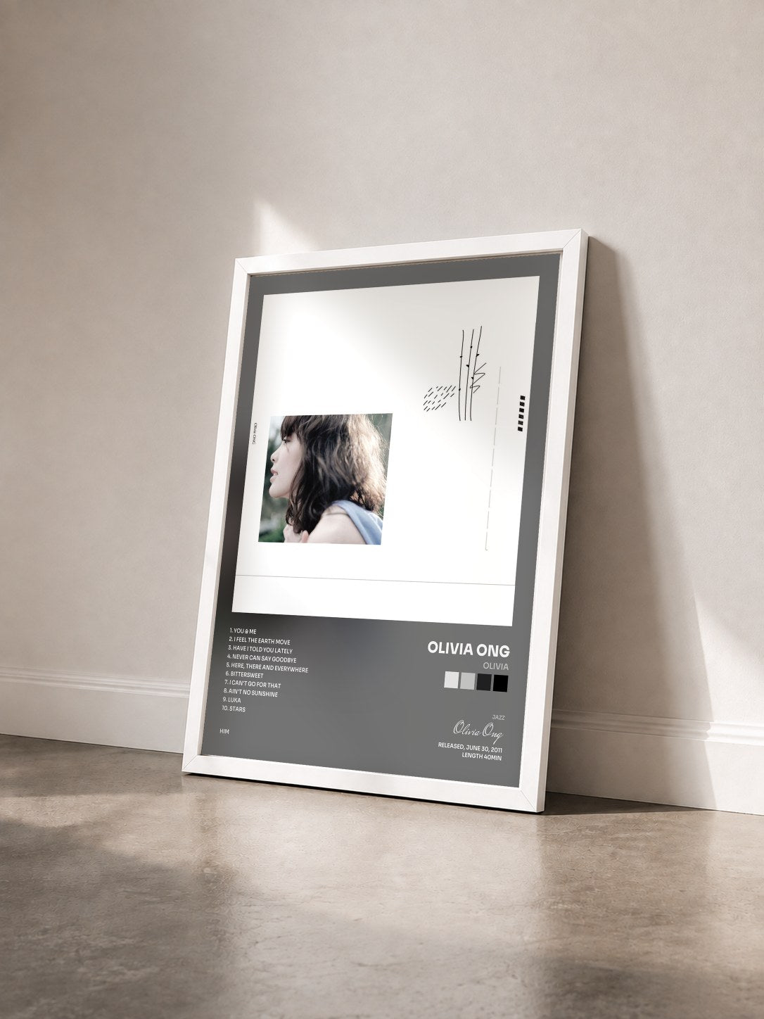 #blanc Tableau de l'album Olivia de Olivia Ong vu de trois quarts, cadre blanc