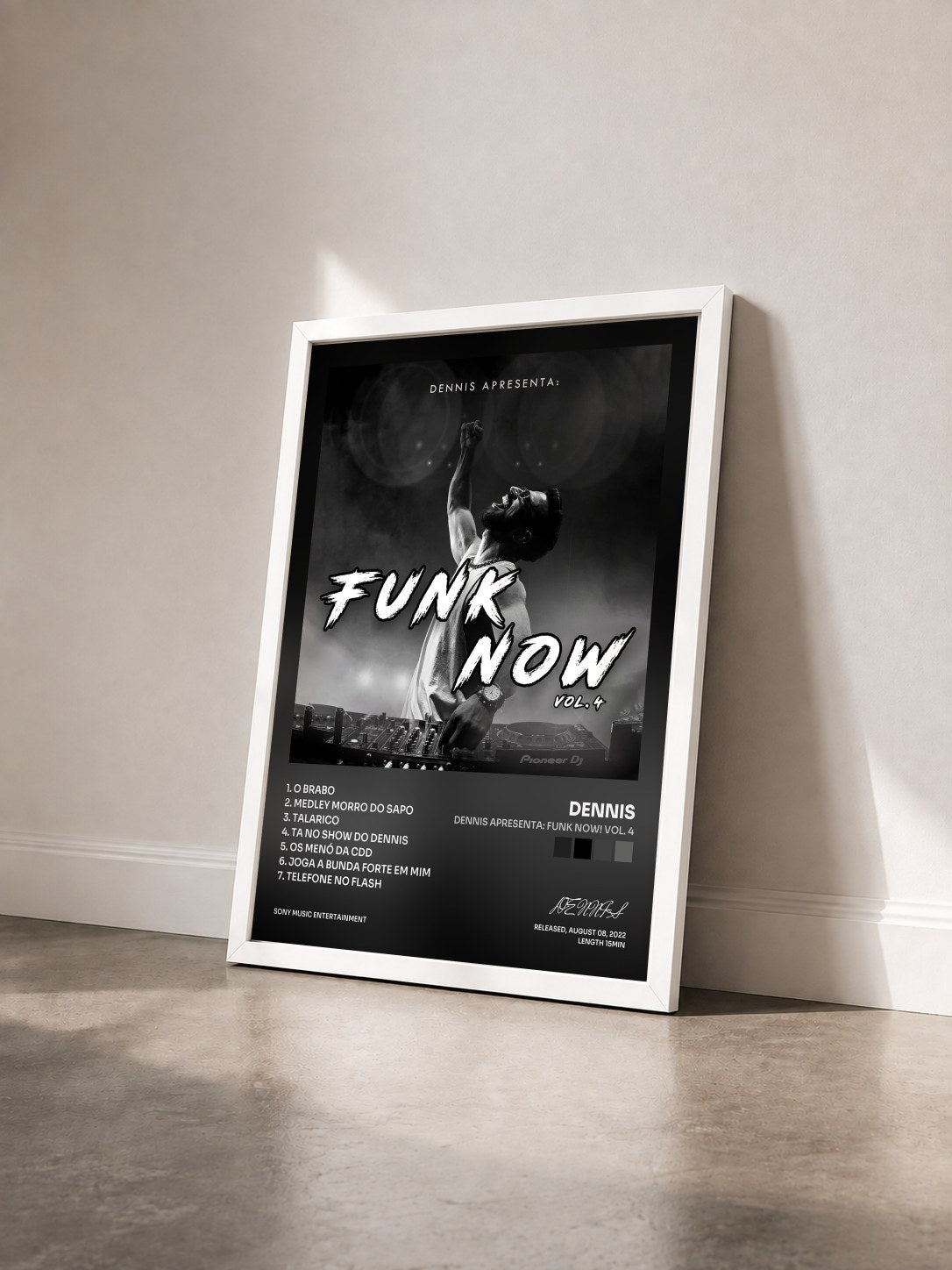 #blanc Tableau de l'album DENNIS Apresenta: Funk Now! Vol. 4 de DENNIS vu de trois quarts, cadre blanc