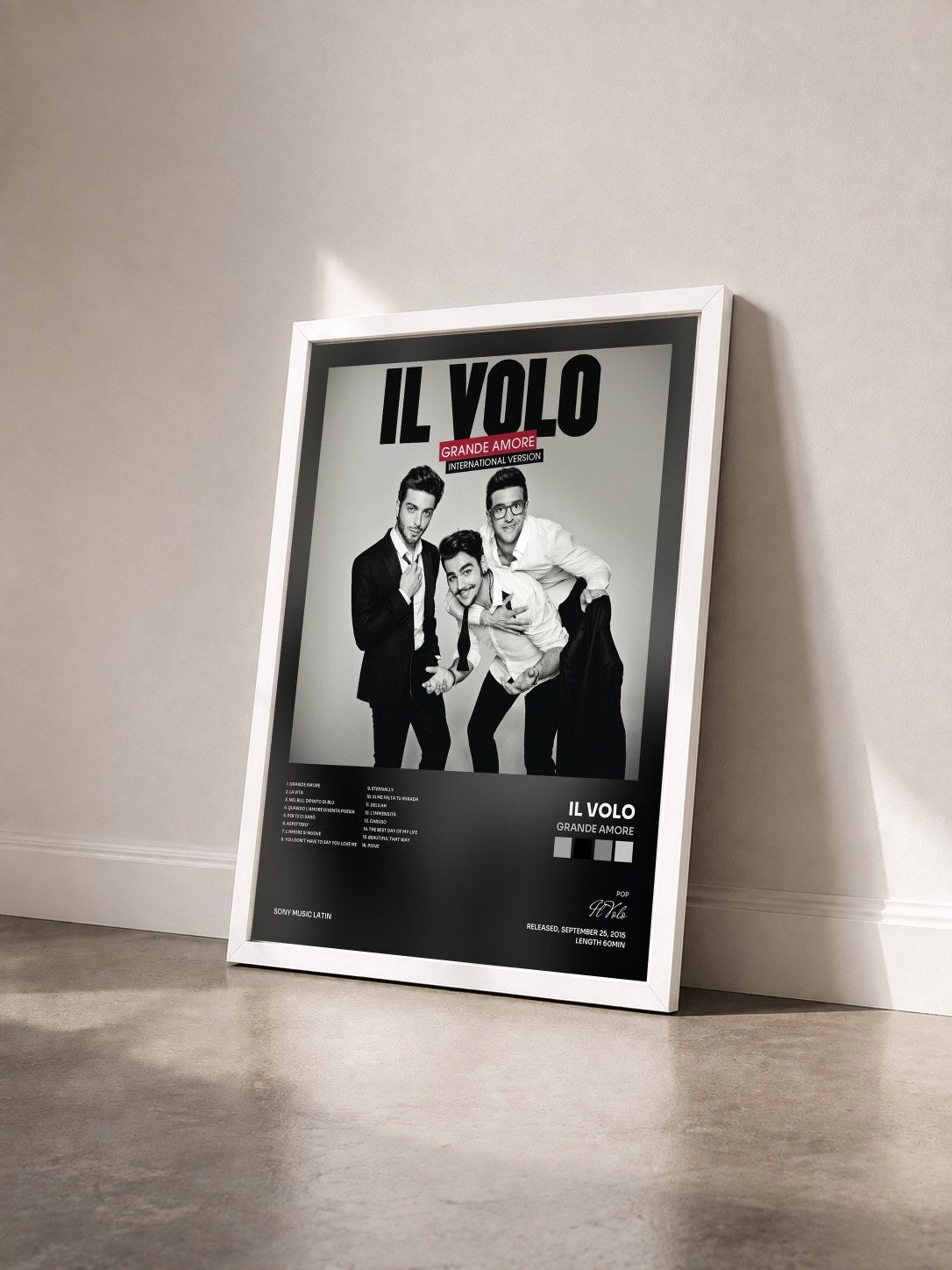 #blanc Tableau de l'album Grande amore de Il Volo vu de trois quarts, cadre blanc