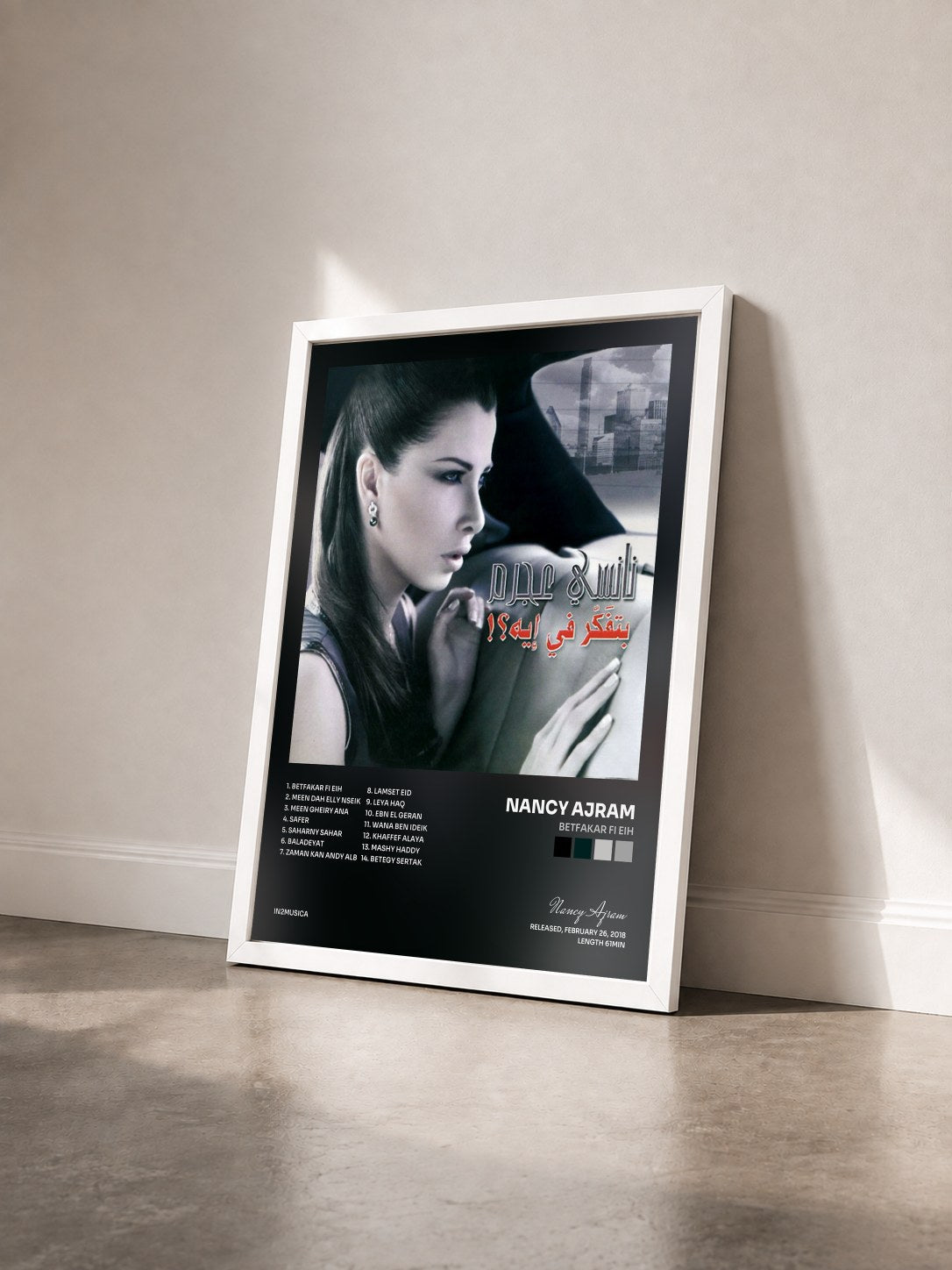 #blanc Tableau de l'album Betfakar Fi Eih de Nancy Ajram vu de trois quarts, cadre blanc
