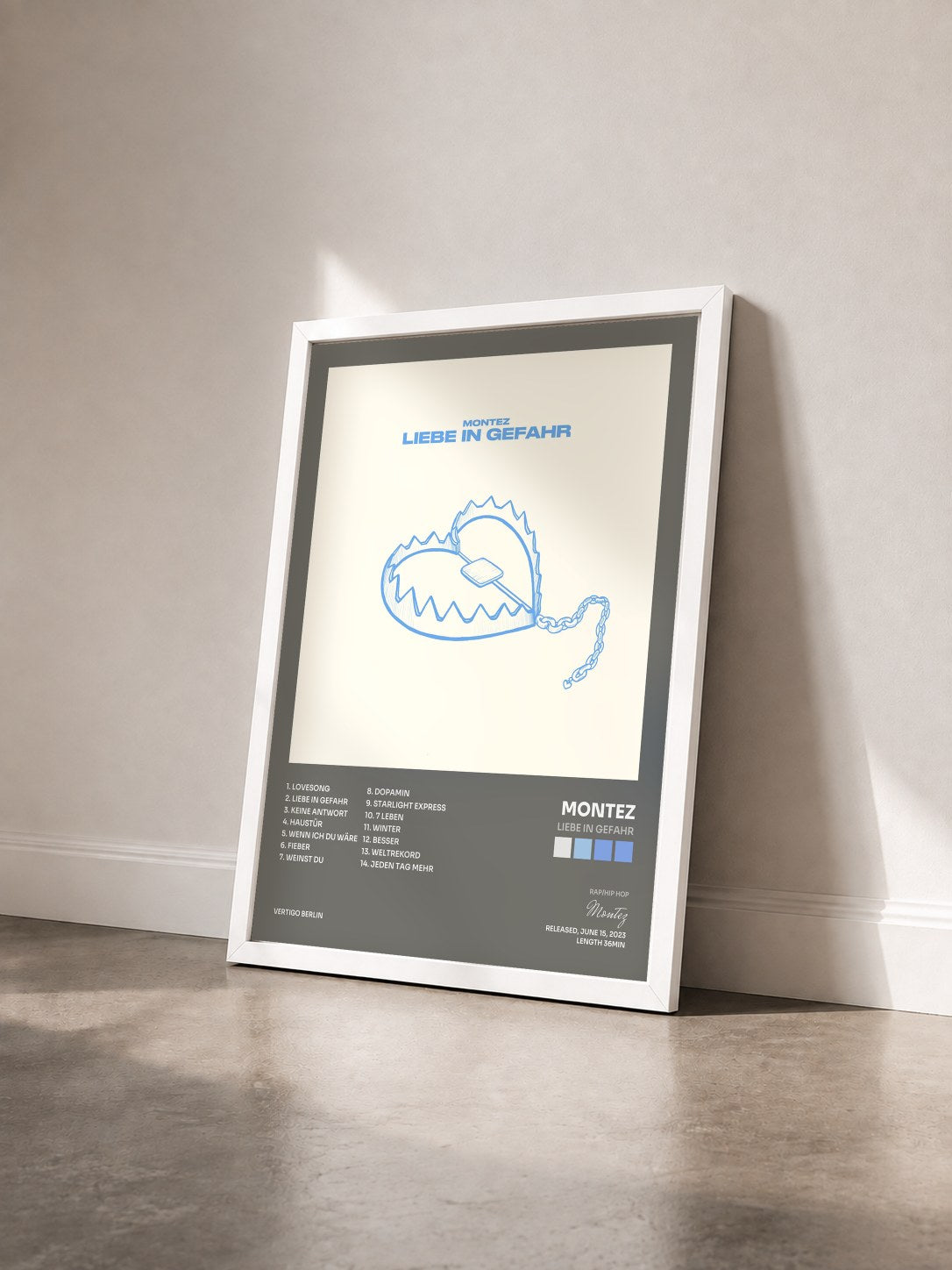 #blanc Tableau de l'album LIEBE IN GEFAHR de Montez vu de trois quarts, cadre blanc