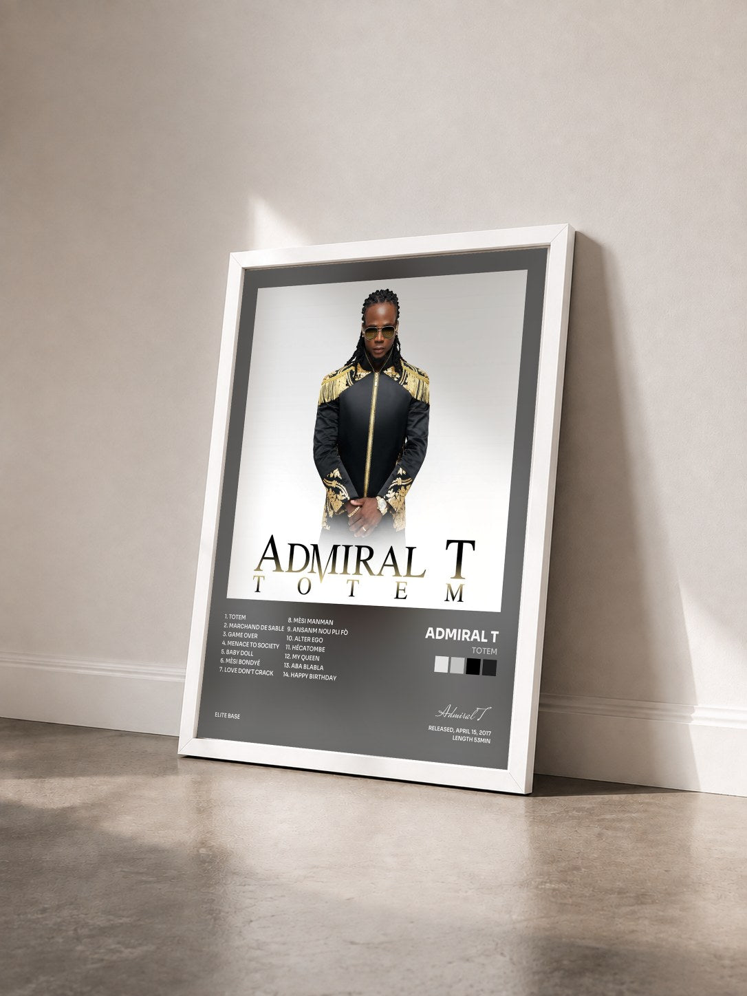 #blanc Tableau de l'album Totem de Admiral T vu de trois quarts, cadre blanc
