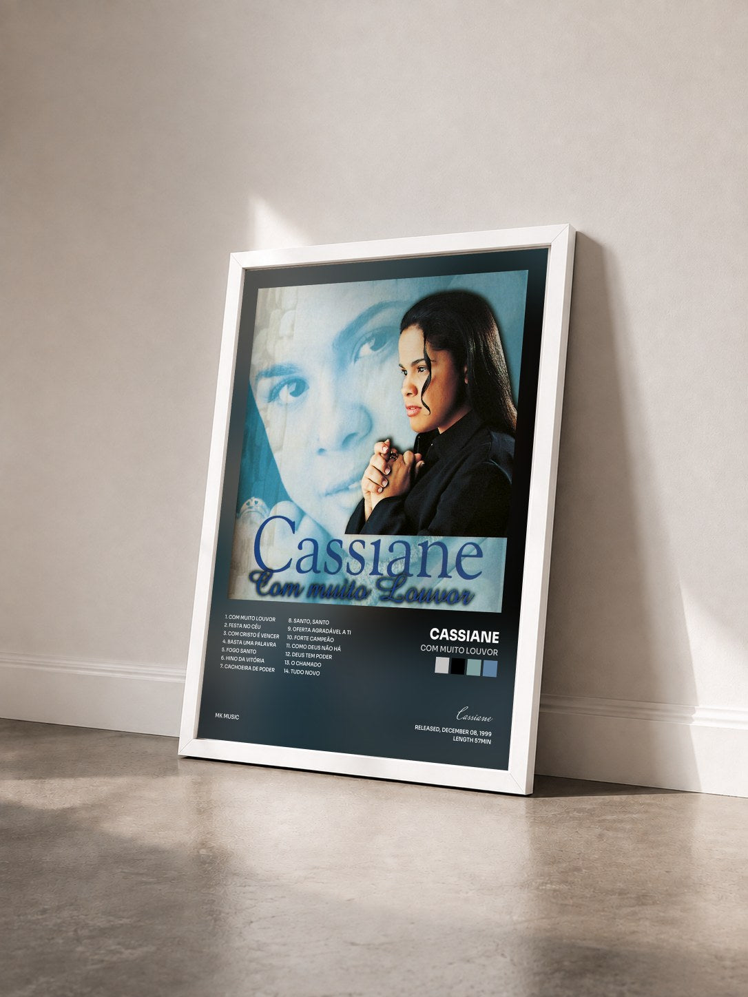 #blanc Tableau de l'album Com Muito Louvor de Cassiane vu de trois quarts, cadre blanc