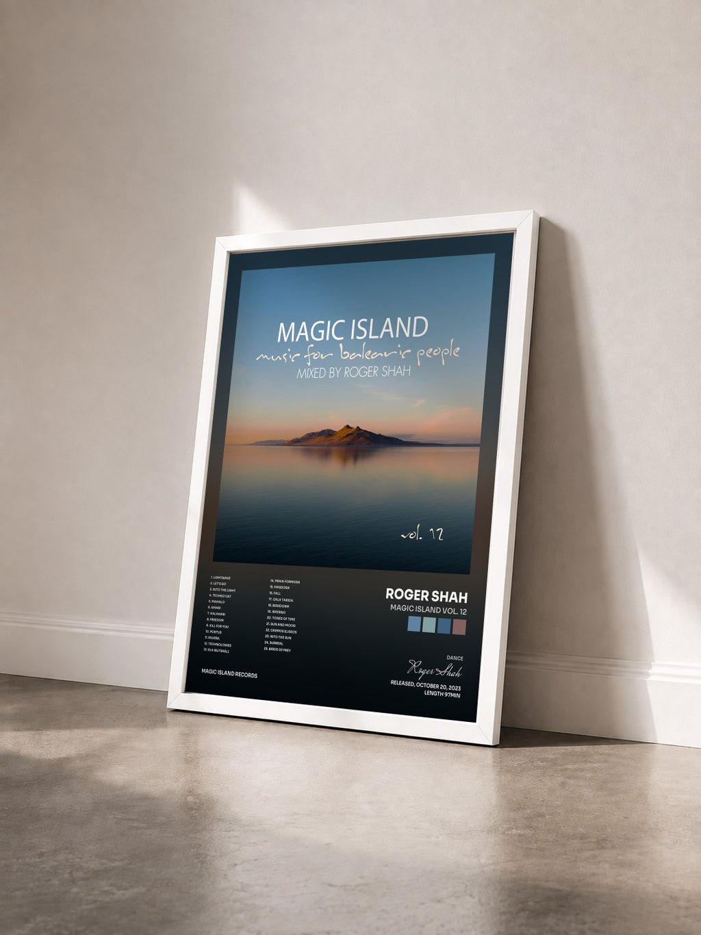#blanc Tableau de l'album Magic Island Vol. 12 de Roger Shah vu de trois quarts, cadre blanc
