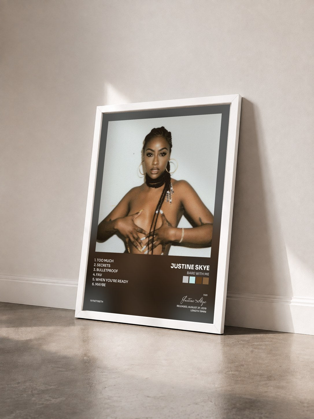 #blanc Tableau de l'album BARE WITH ME de Justine Skye vu de trois quarts, cadre blanc