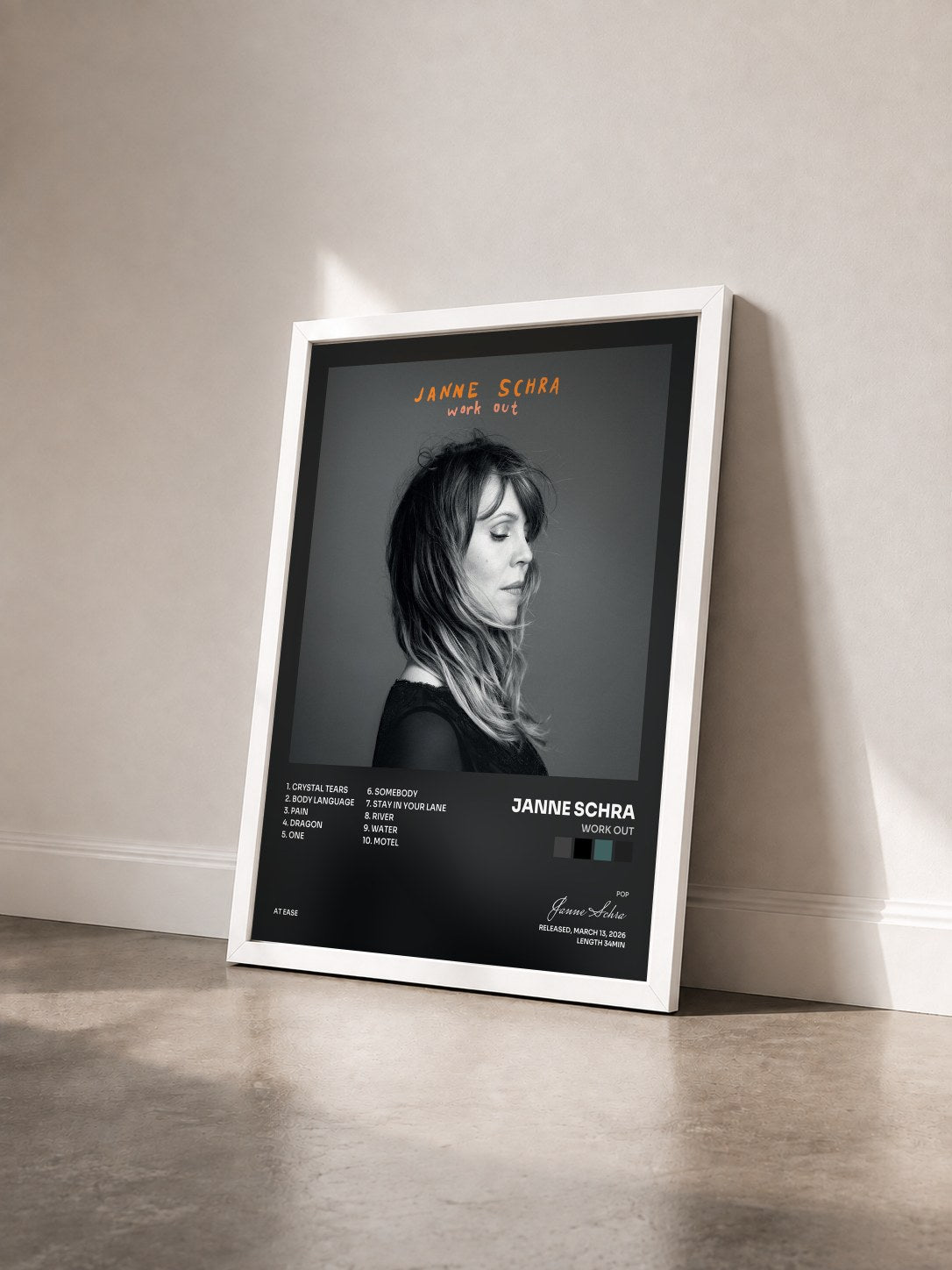 #blanc Tableau de l'album Work Out de Janne Schra vu de trois quarts, cadre blanc