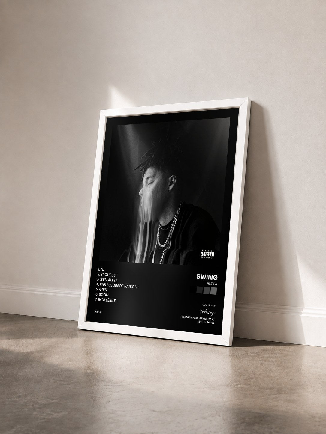 #blanc Tableau de l'album ALT F4 de Swing vu de trois quarts, cadre blanc