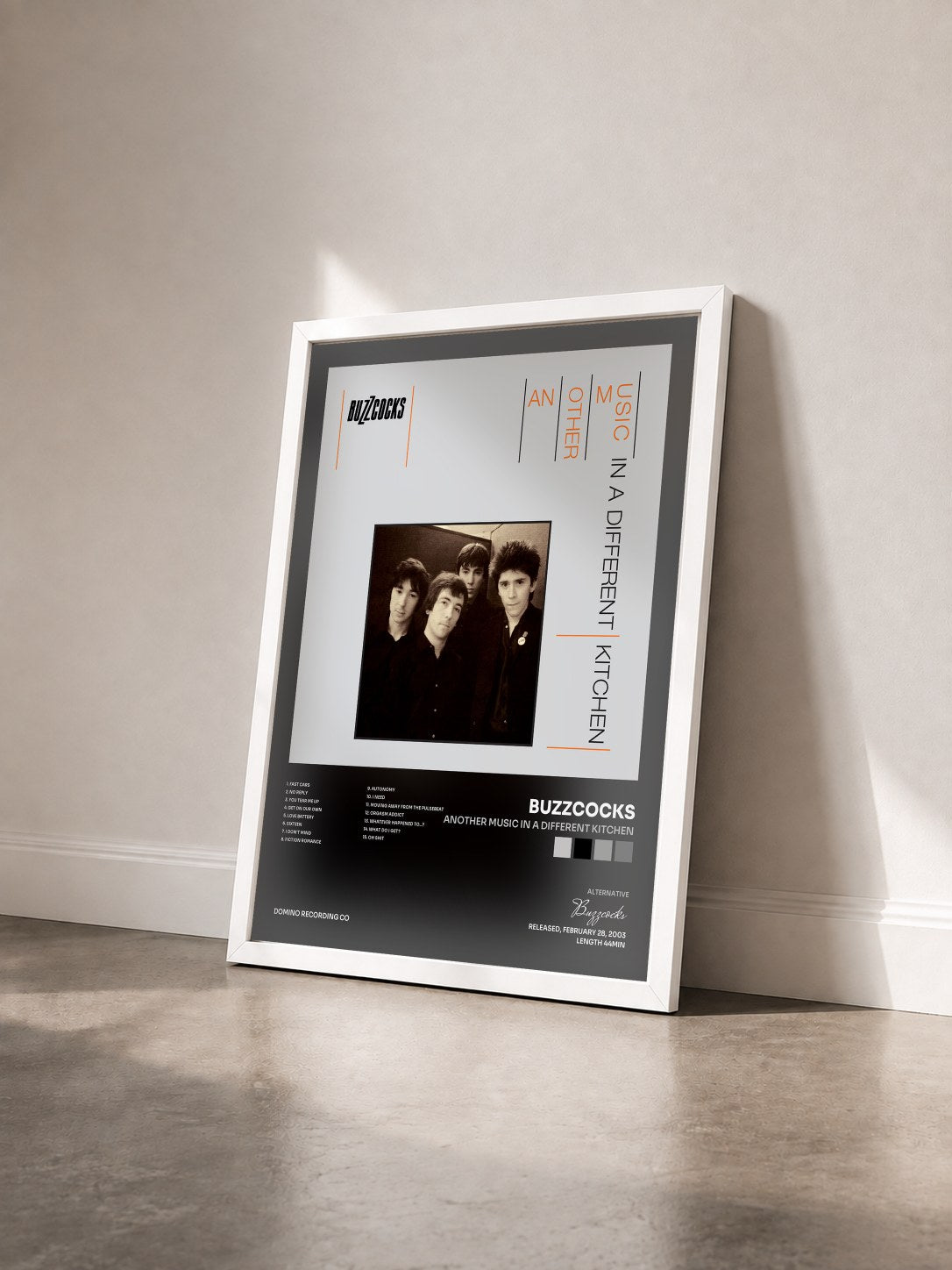 #blanc Tableau de l'album Another Music In A Different Kitchen de Buzzcocks vu de trois quarts, cadre blanc