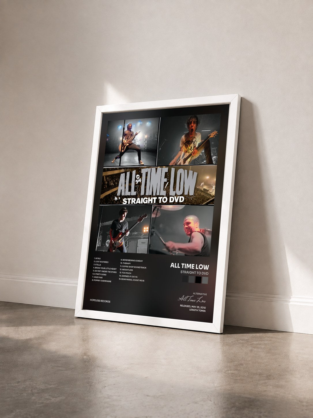 #blanc Tableau de l'album Straight To DVD de All Time Low vu de trois quarts, cadre blanc